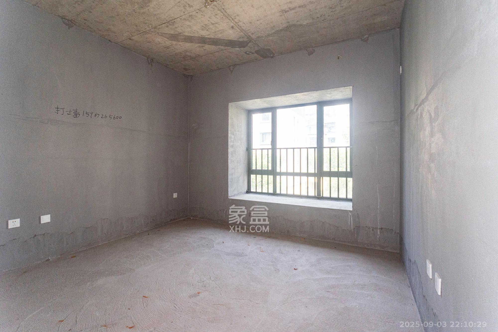 敏捷珑玥府  5室2厅3卫    135.0万卧室