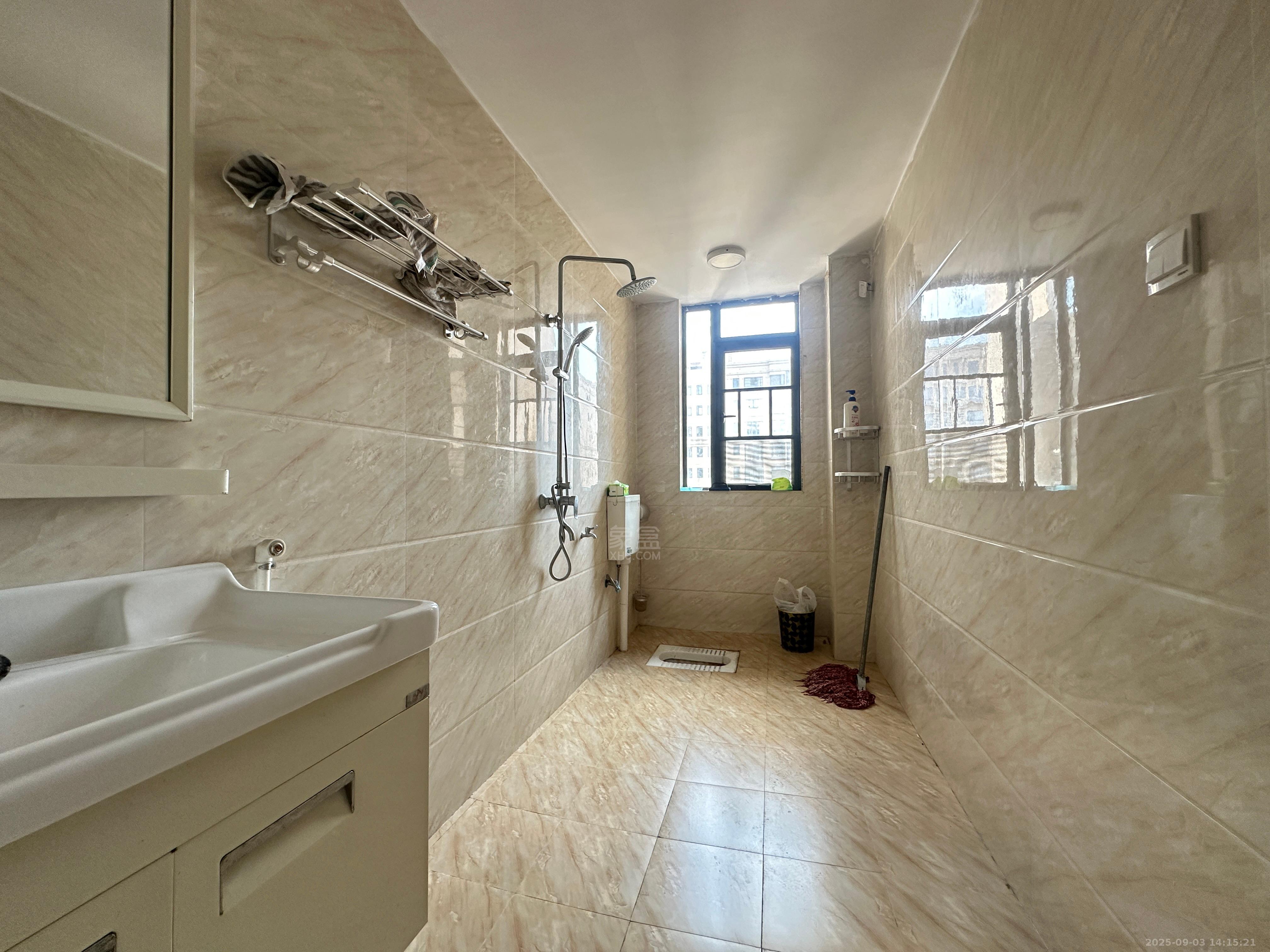 山水洲城华晨第一城 1室2厅2卫 1800.0元/月 山水洲城华晨第一城 1室2厅2卫 1800.0元/月室内图