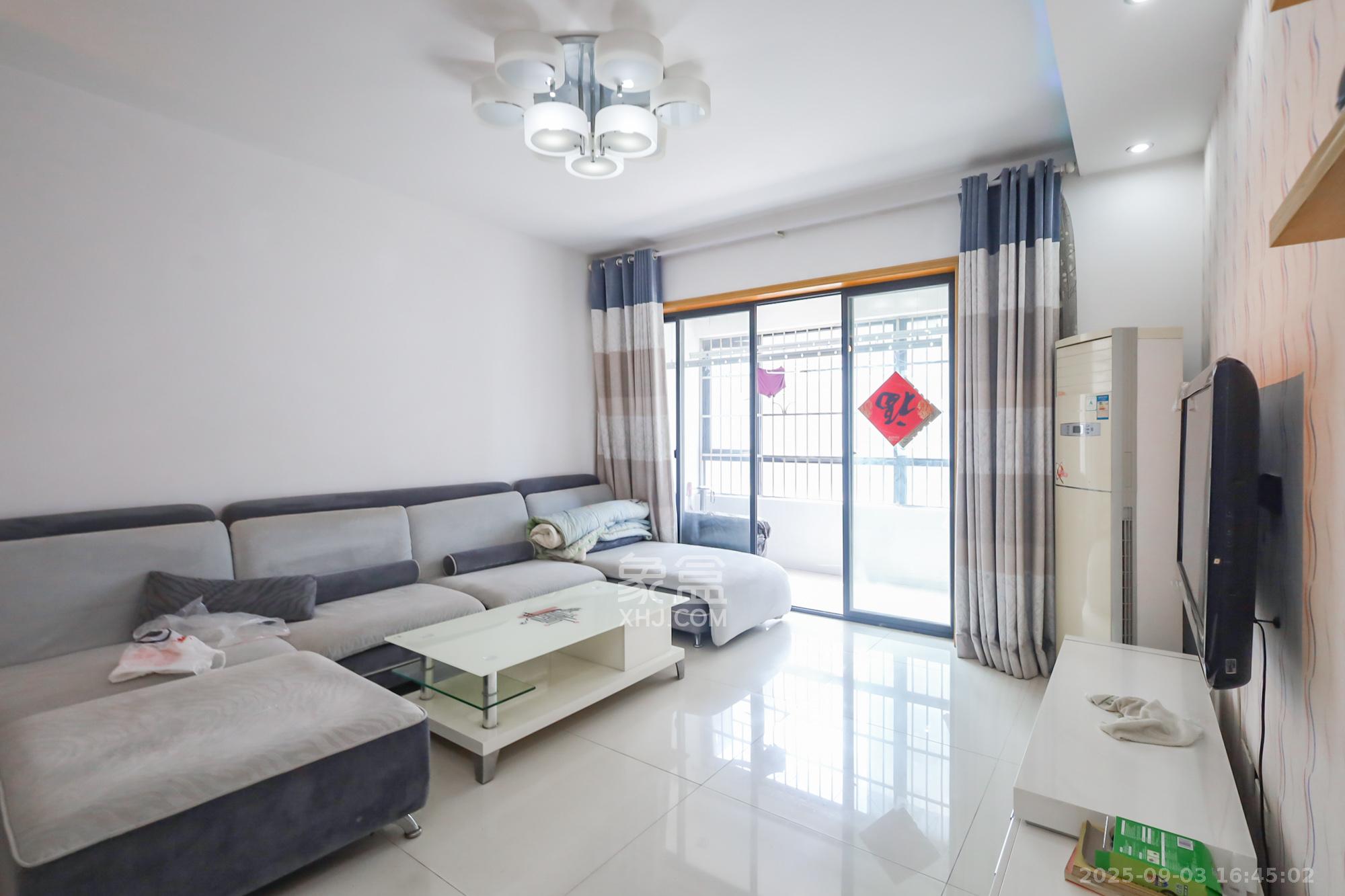 美林银谷  3室2厅2卫    98.0万客厅