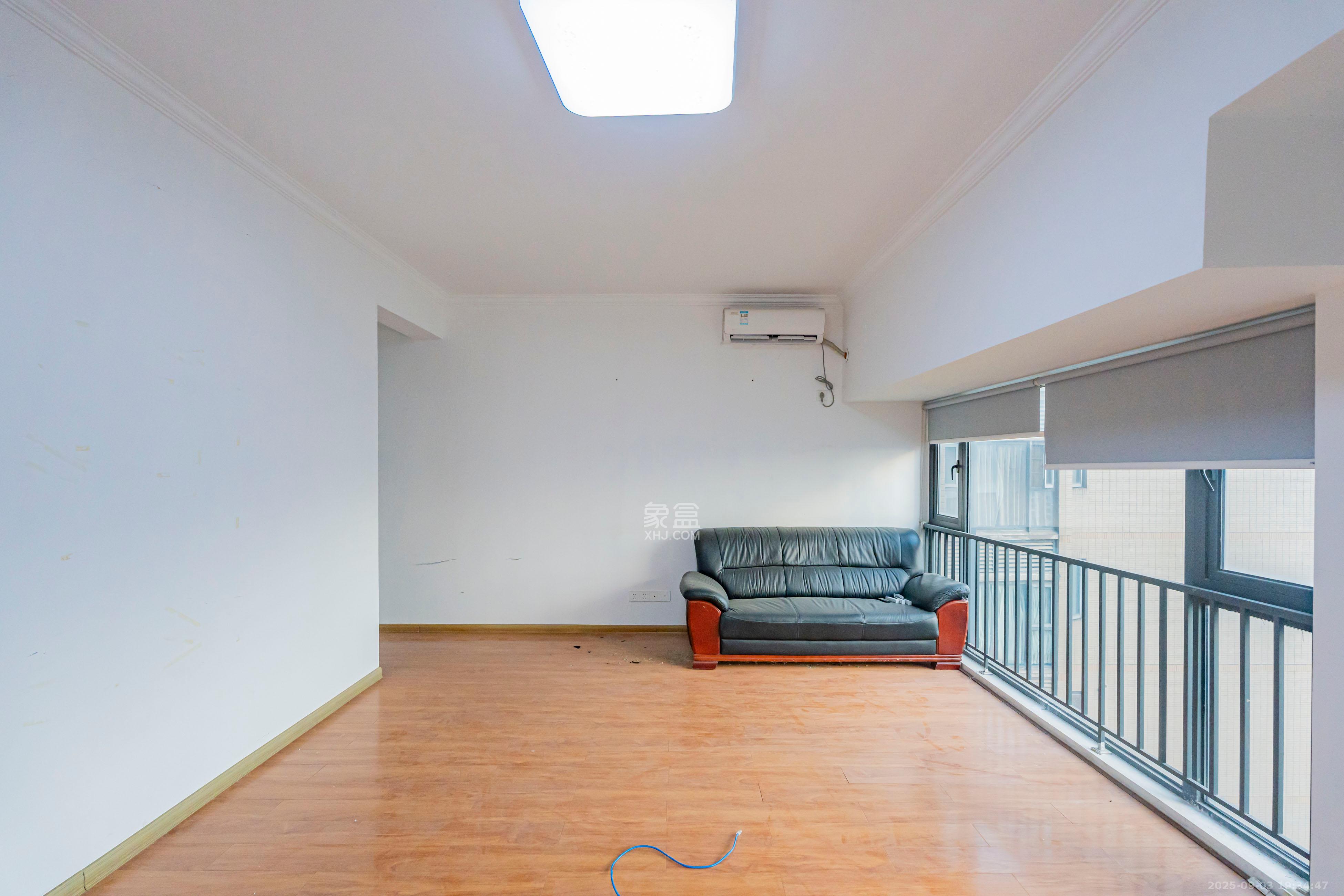 藏珑湖上国际花园 5室2厅3卫 233.0万 藏珑湖上国际花园 5室2厅3卫 233.0万卧室