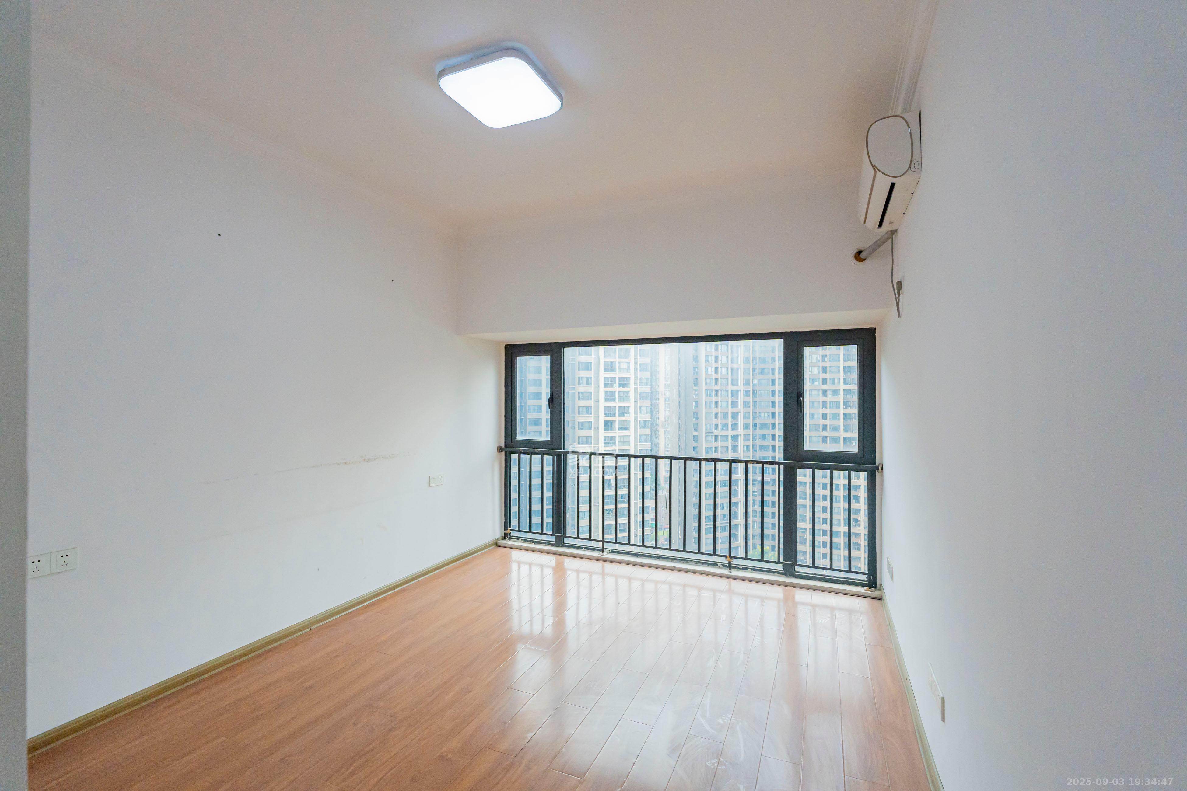 藏珑湖上国际花园 5室2厅3卫 233.0万 藏珑湖上国际花园 5室2厅3卫 233.0万卧室