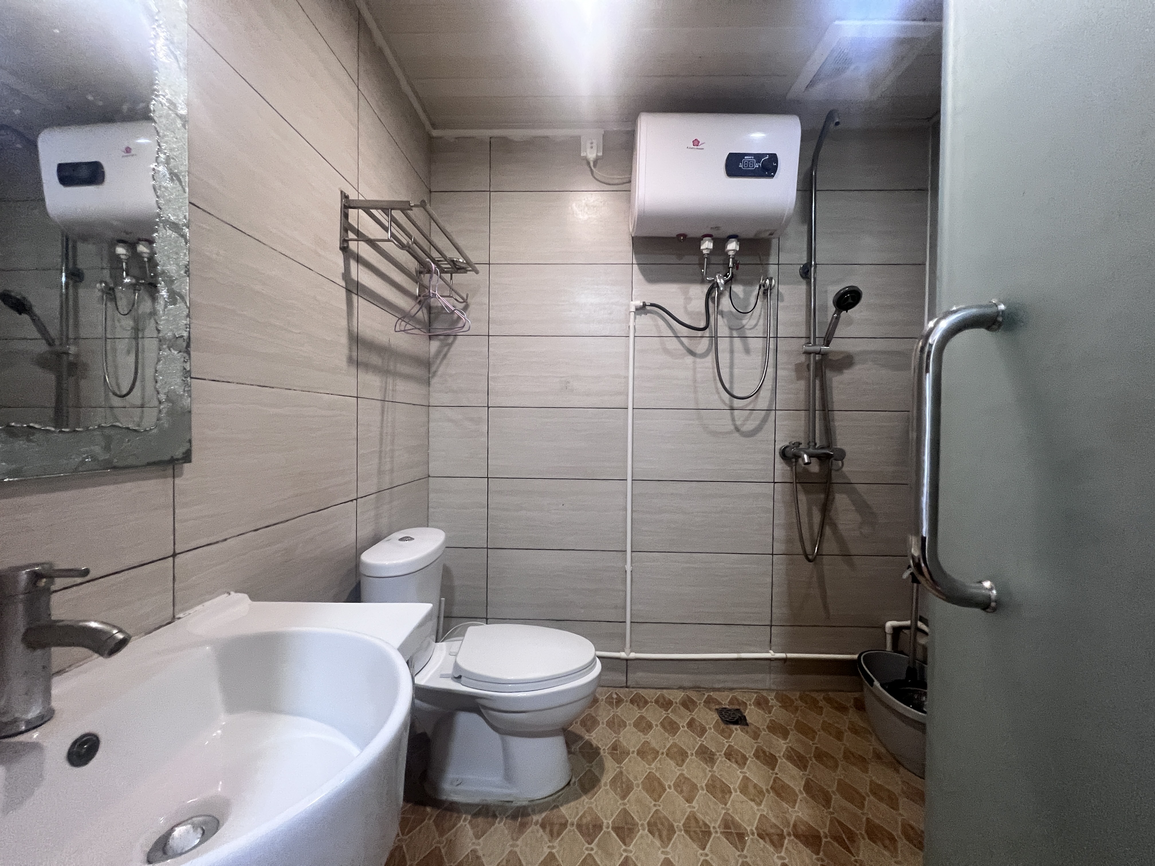 鸿泰大厦 1室1厅1卫 1300.0元/月 鸿泰大厦 1室1厅1卫 1300.0元/月室内图