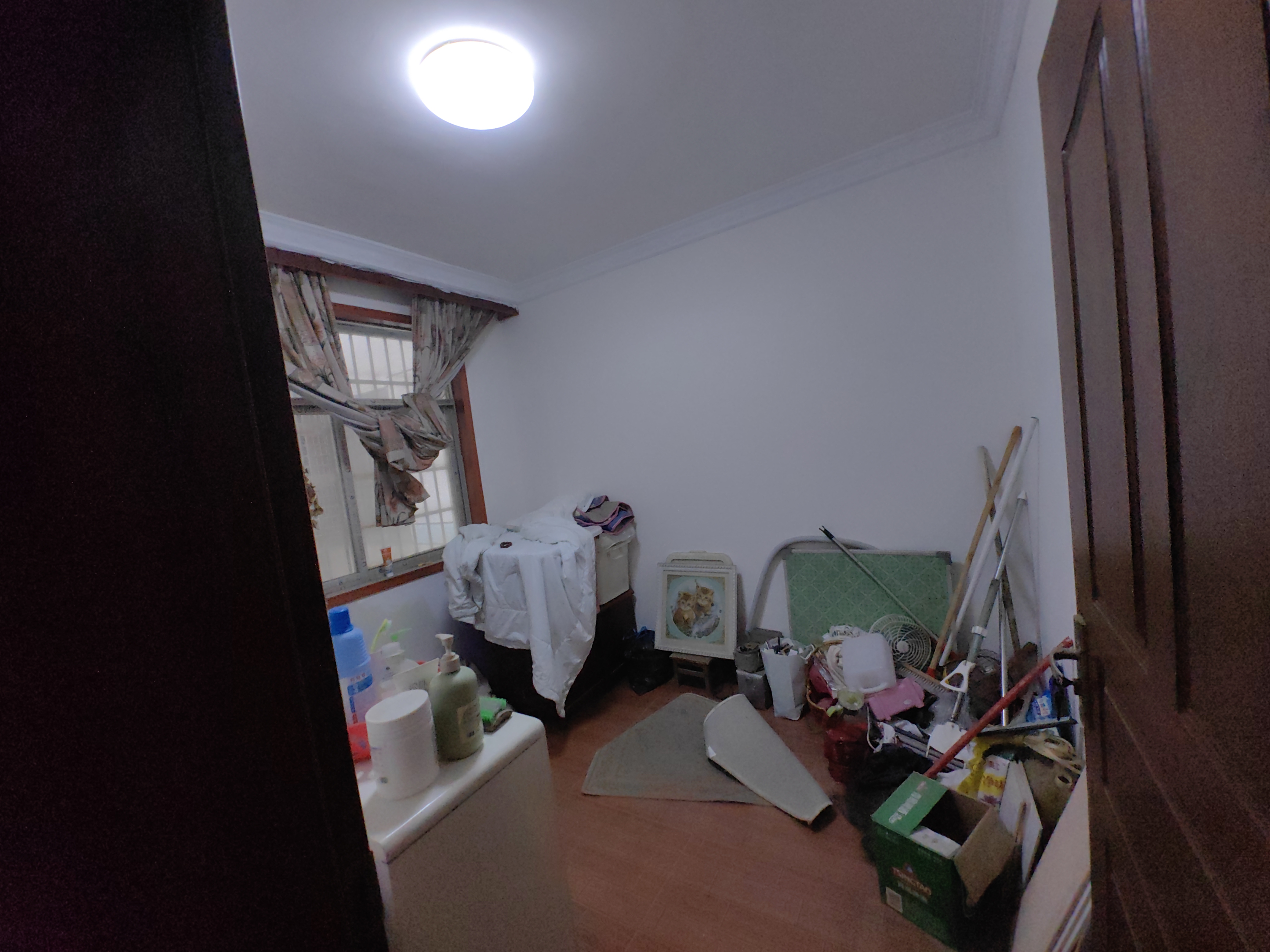 八达小区  4室2厅2卫   52.00万客厅
