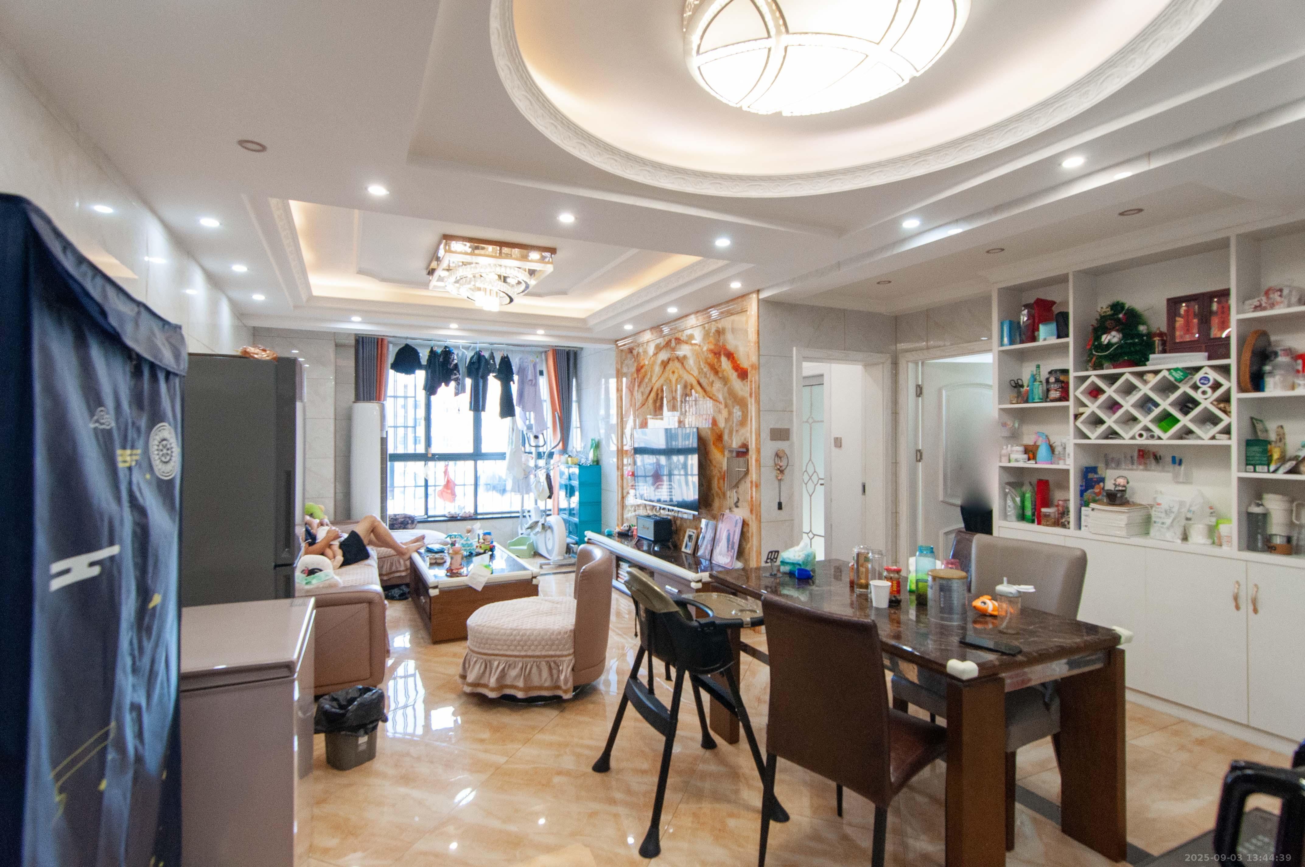 凯特梅溪紫郡 3室2厅2卫 83.8万 凯特梅溪紫郡 3室2厅2卫 83.8万客厅