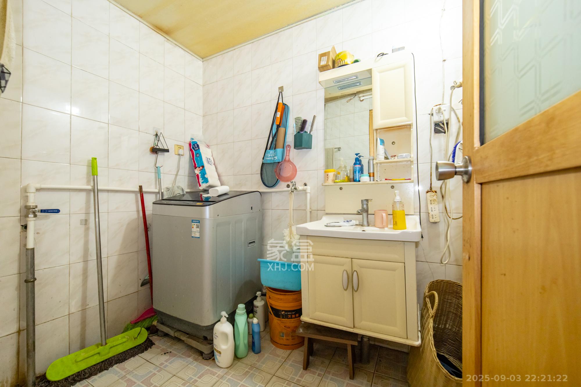 聚鑫大厦 3室2厅1卫 35.0万 聚鑫大厦 3室2厅1卫 35.0万卫生间