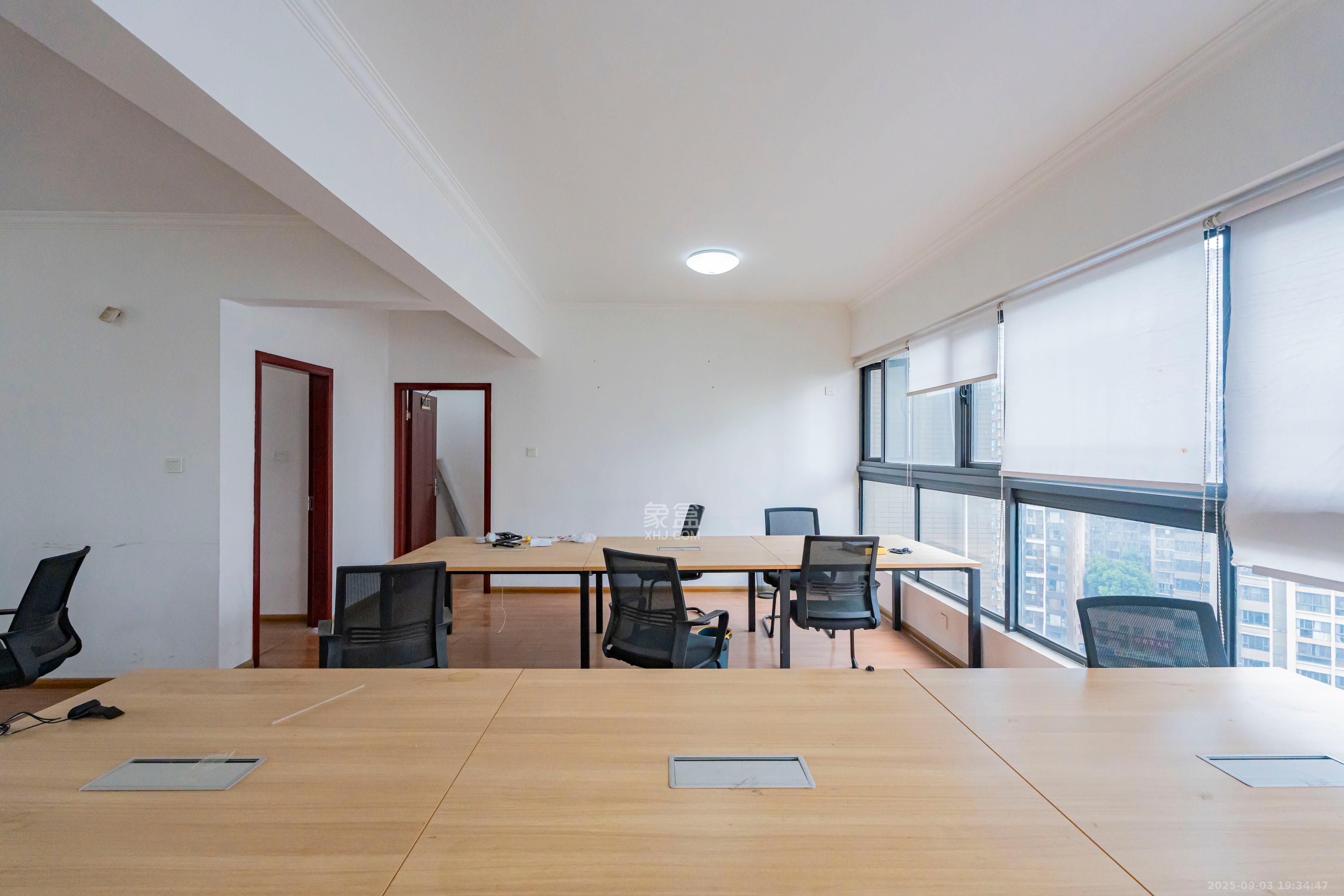 藏珑湖上国际花园 5室2厅3卫 233.0万 藏珑湖上国际花园 5室2厅3卫 233.0万客厅