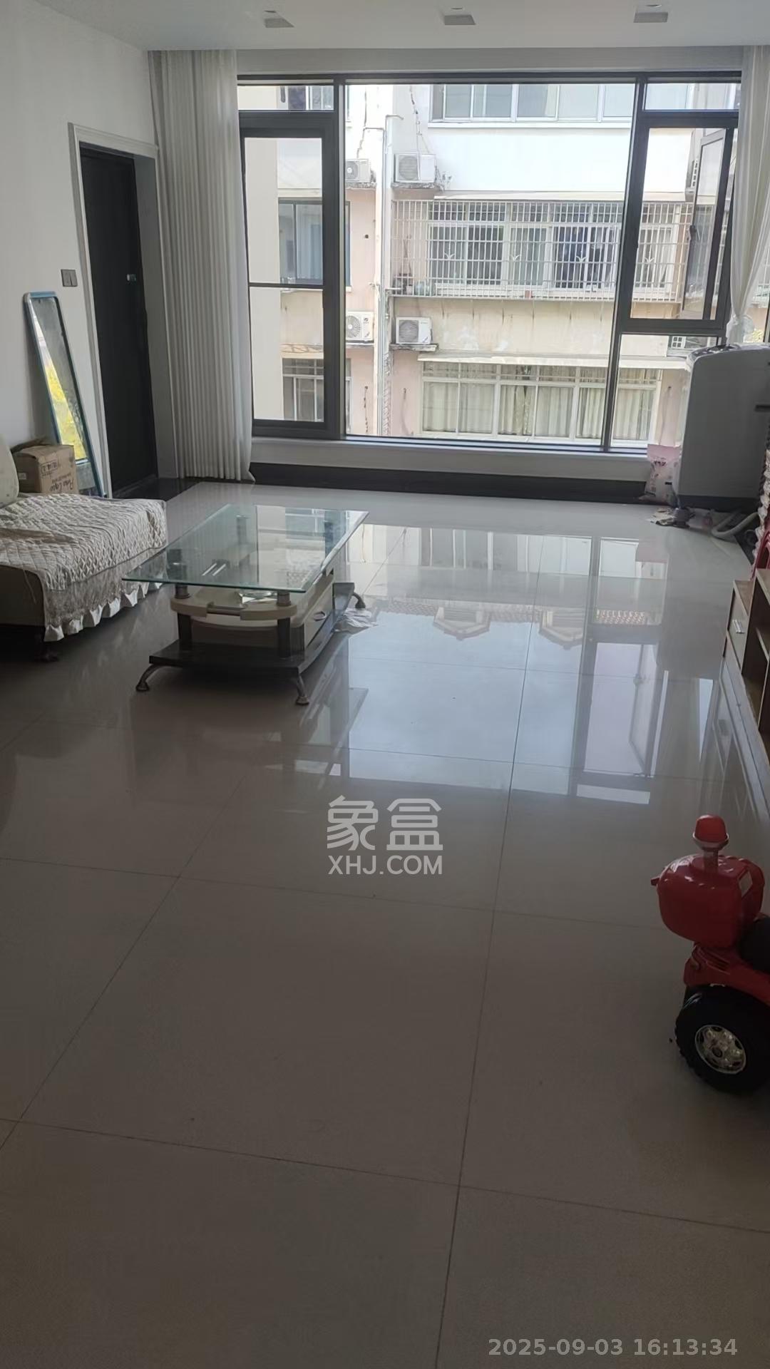 东湖小区安置房  3室2厅2卫   2400.00元/月室内图1