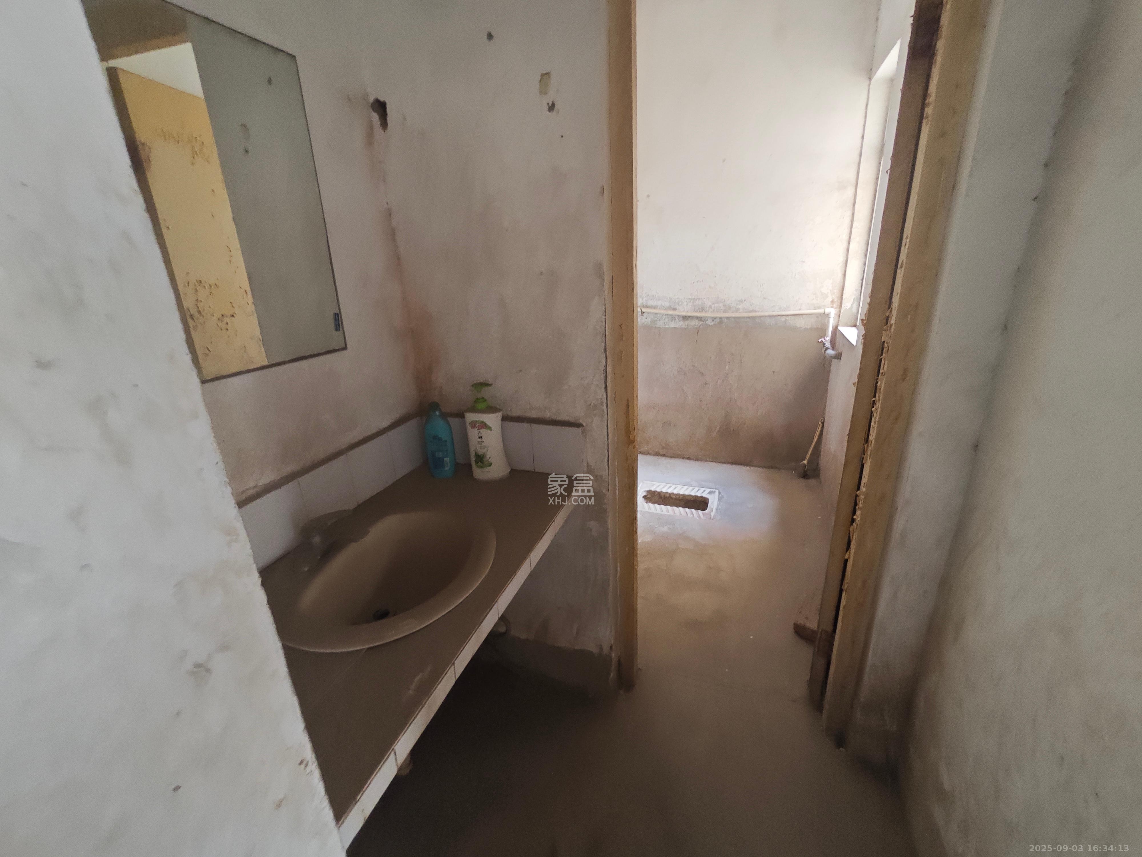 新星小区 4室2厅1卫 1000.0元/月 新星小区 4室2厅1卫 1000.0元/月室内图