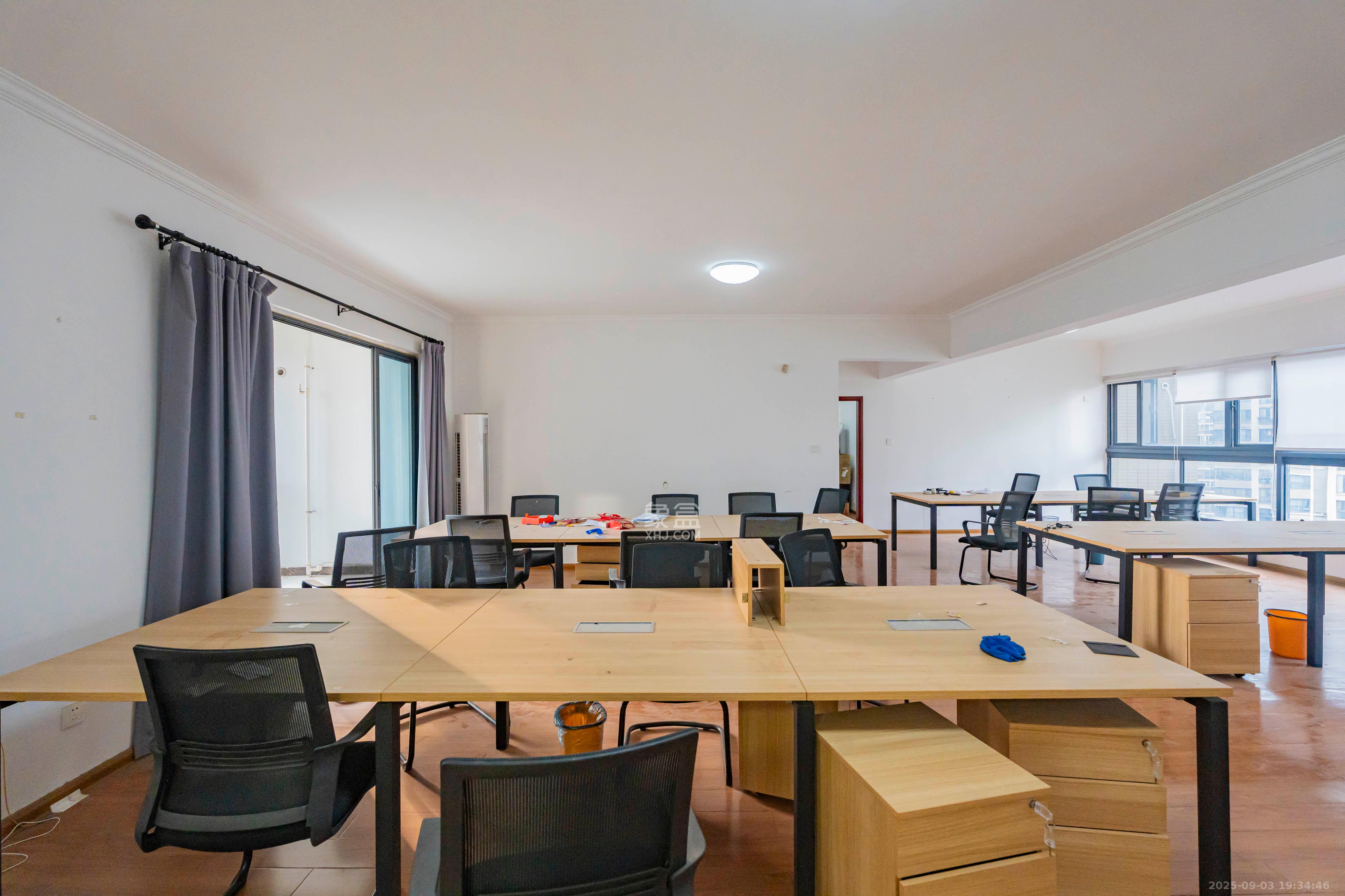 藏珑湖上国际花园  5室2厅3卫    233.0万客厅