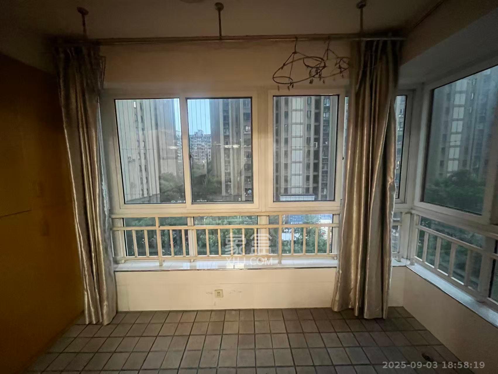 汇都公寓 3室2厅2卫 2400.0元/月 汇都公寓 3室2厅2卫 2400.0元/月室内图