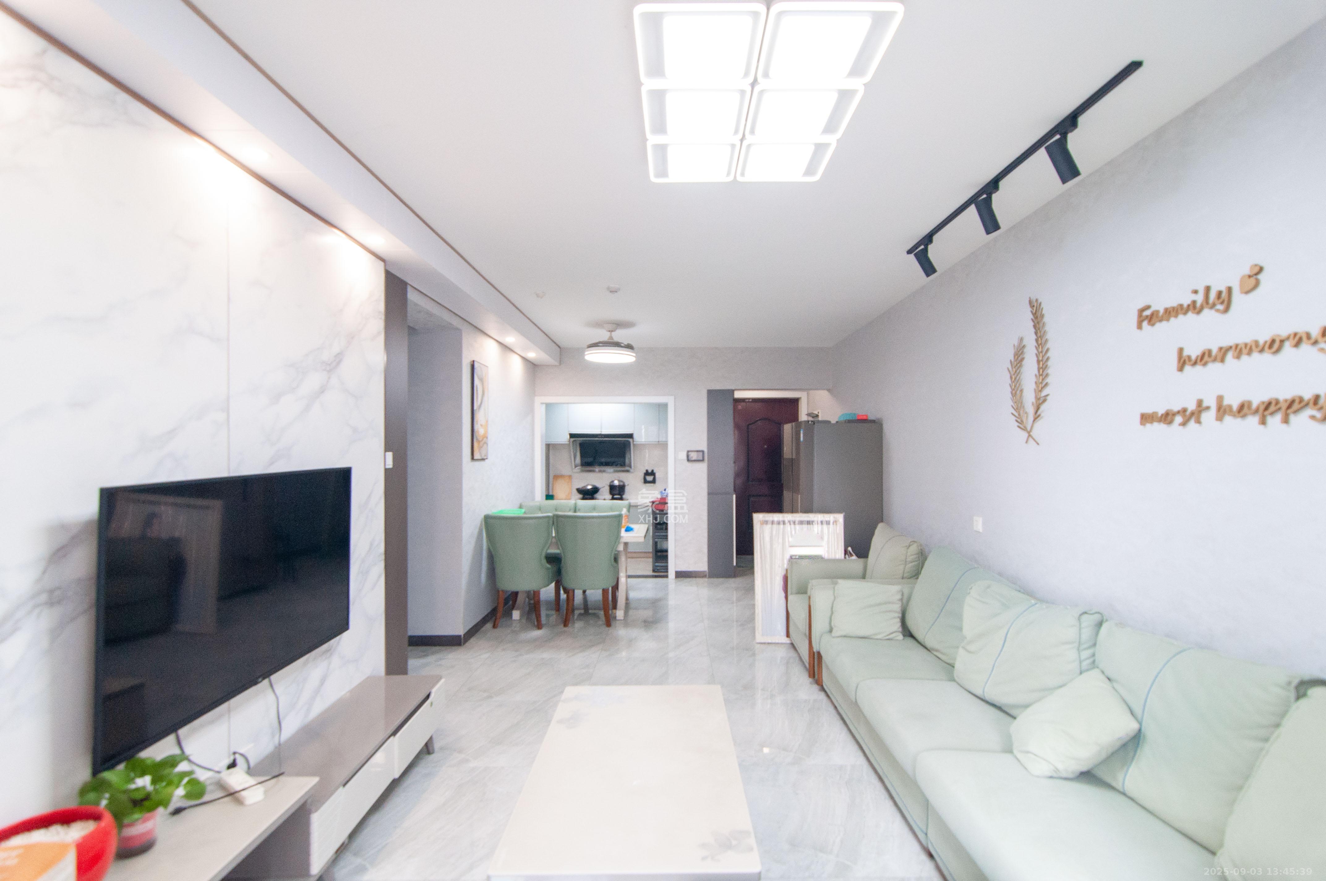 卓越浅水湾  3室2厅2卫    210.0万客厅