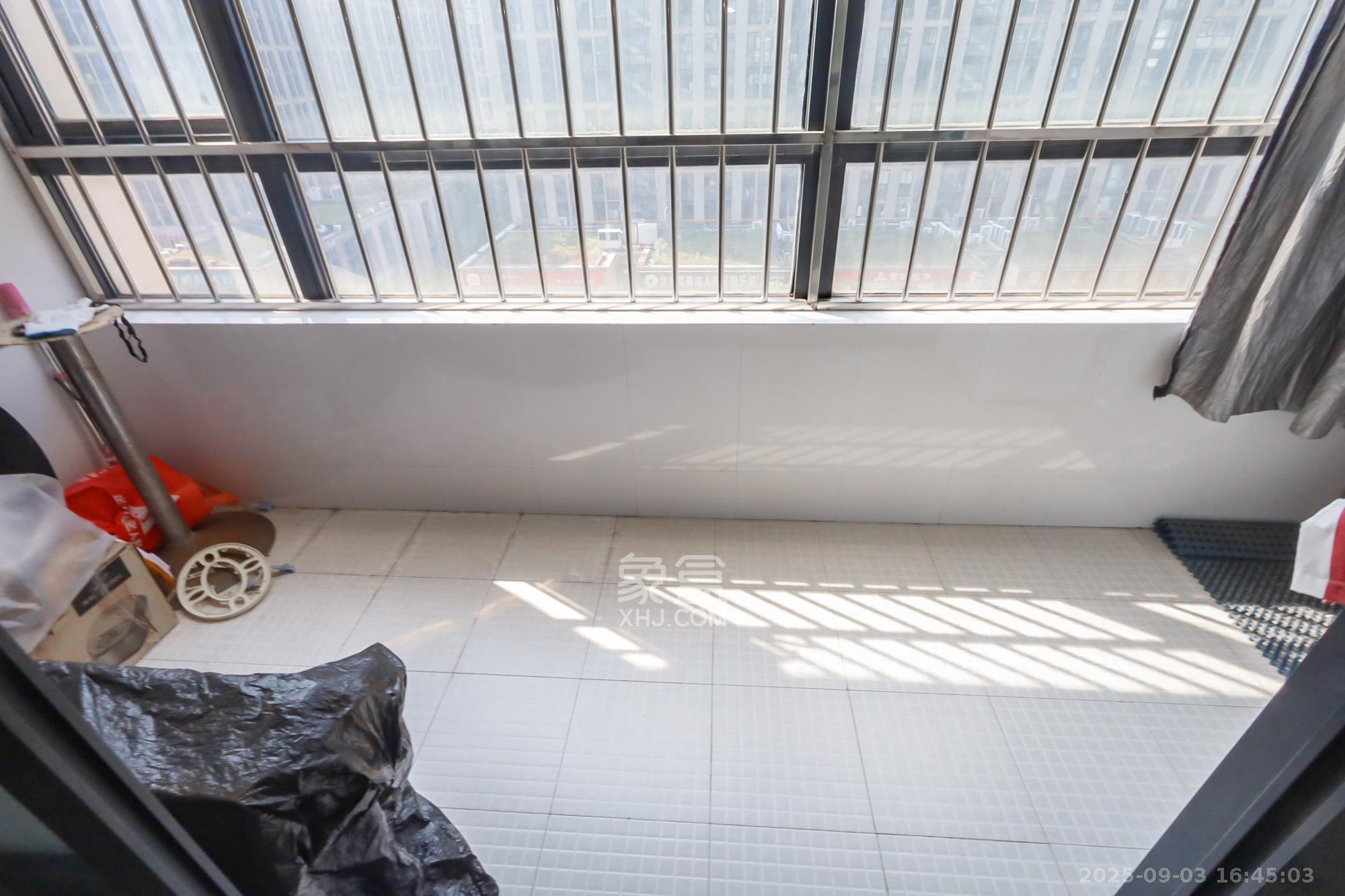 美林银谷  3室2厅2卫    98.0万阳台