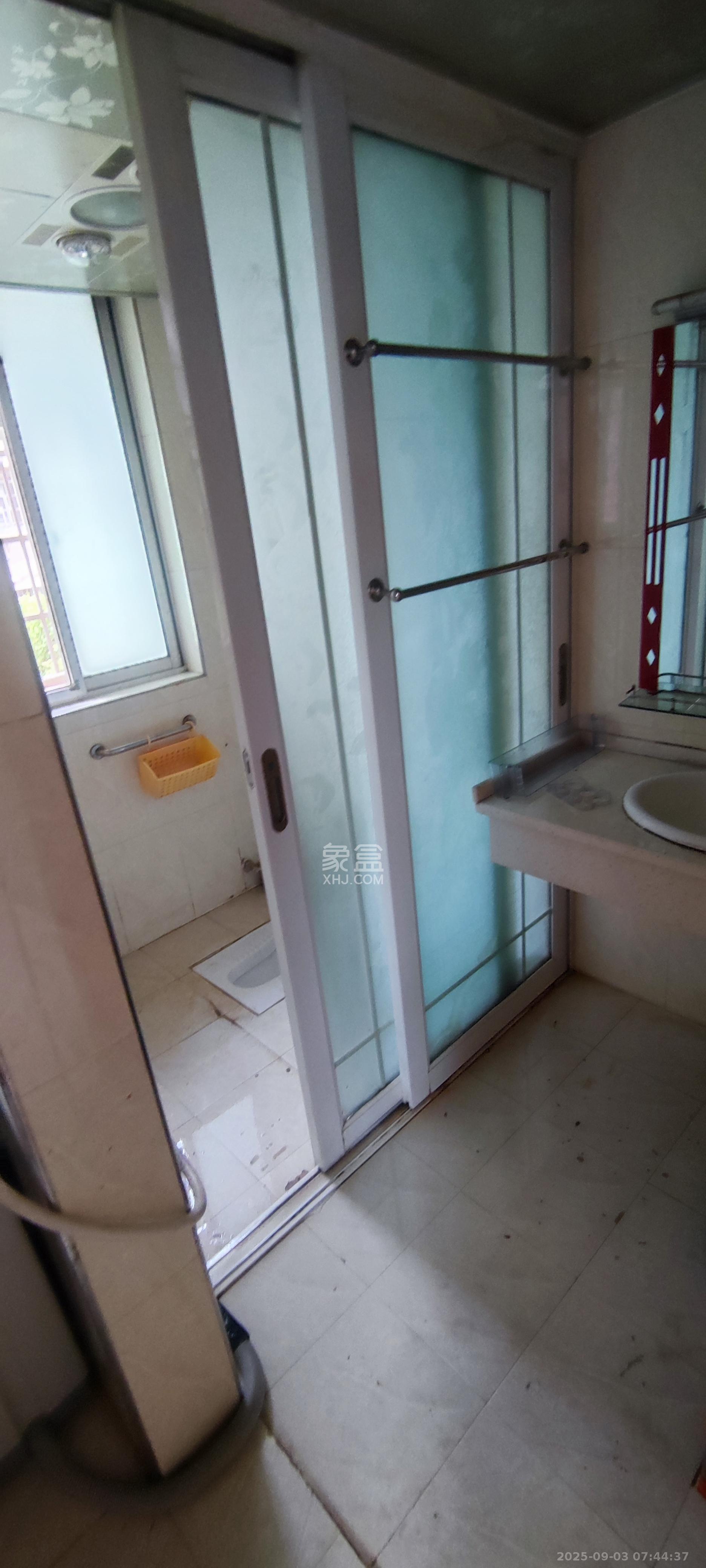 泉水塘小区  3室2厅2卫   2100.00元/月室内图