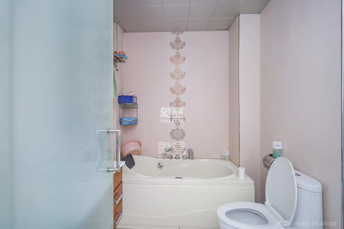 郡原广场 4室2厅2卫 182.0万 郡原广场 4室2厅2卫 182.0万卫生间