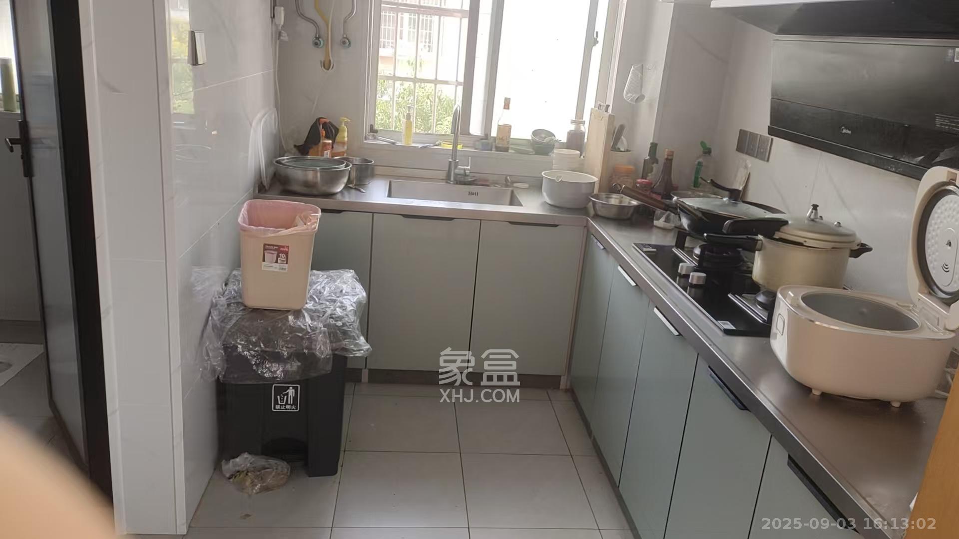 东湖小区安置房  3室2厅2卫   2400.00元/月室内图