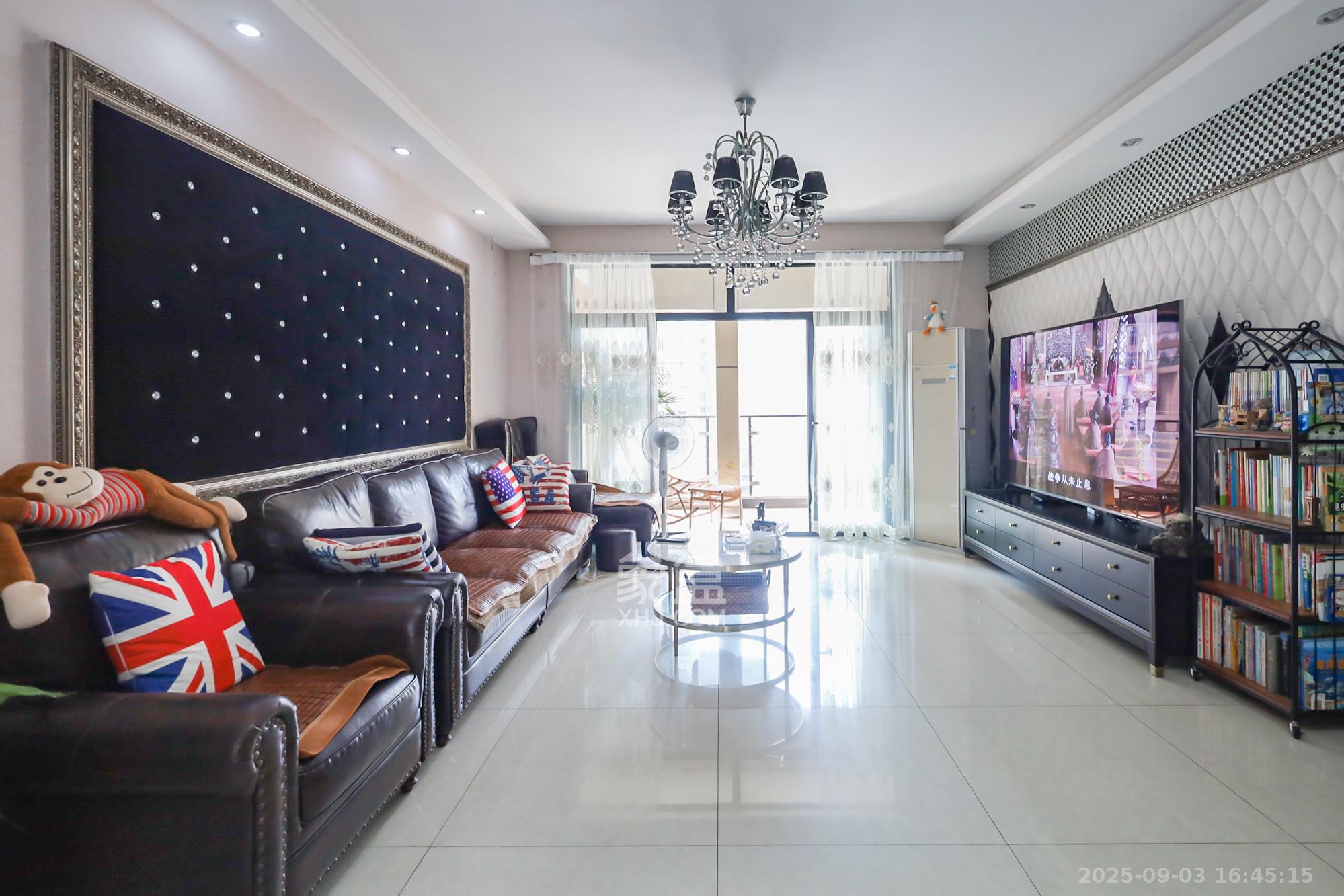 郡原广场 4室2厅2卫 182.0万 郡原广场 4室2厅2卫 182.0万客厅