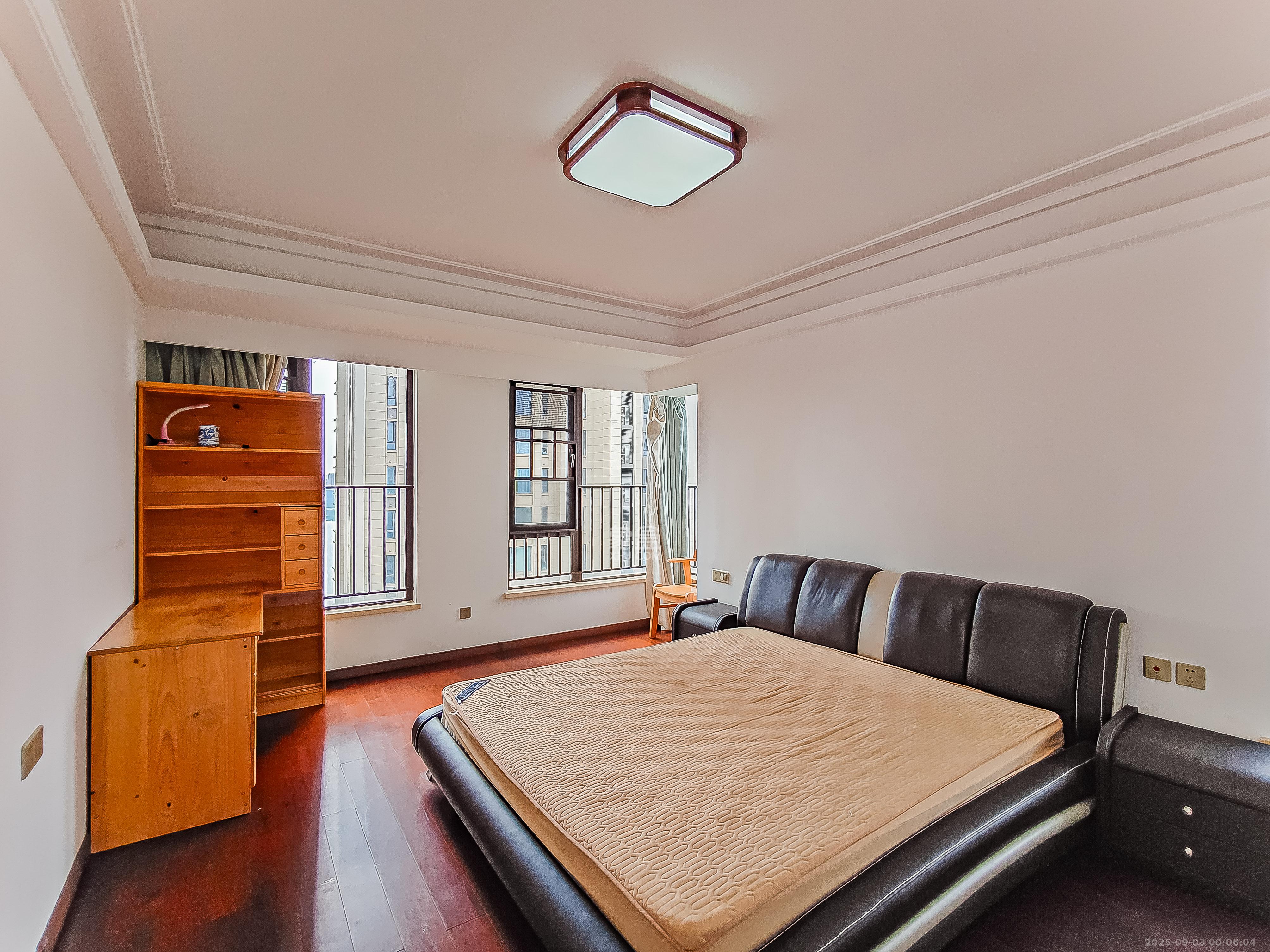 万科紫台  4室2厅2卫    280.0万 万科紫台  4室2厅2卫    280.0万卧室