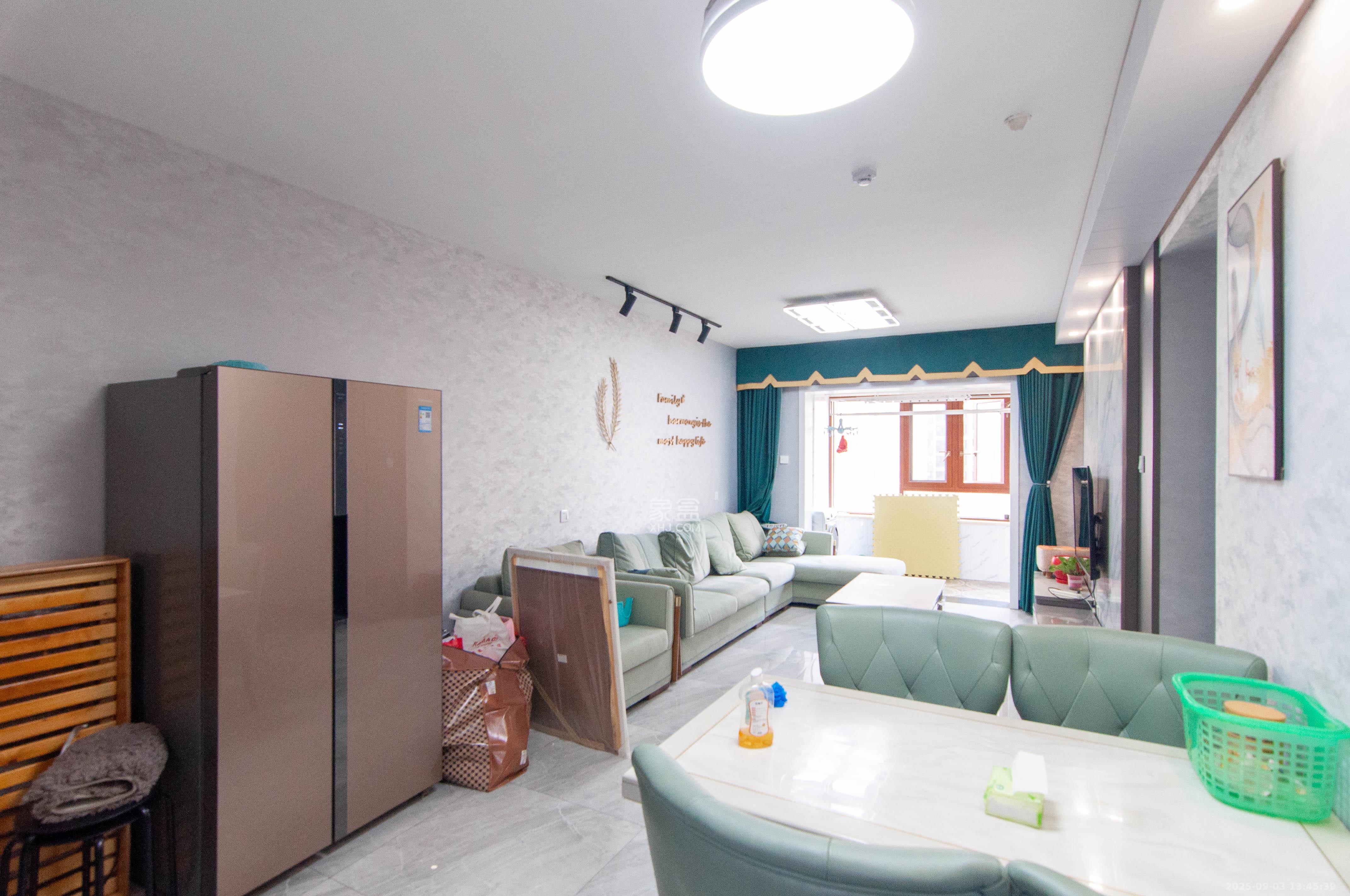 卓越浅水湾  3室2厅2卫    210.0万客厅