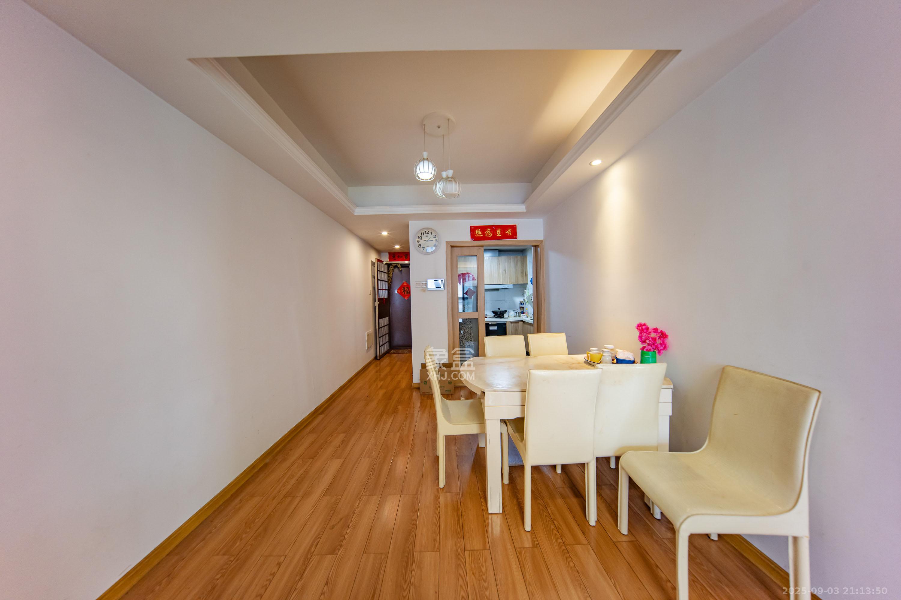 江山帝景哈佛  3室2厅1卫    68.5万 江山帝景哈佛  3室2厅1卫    68.5万客厅