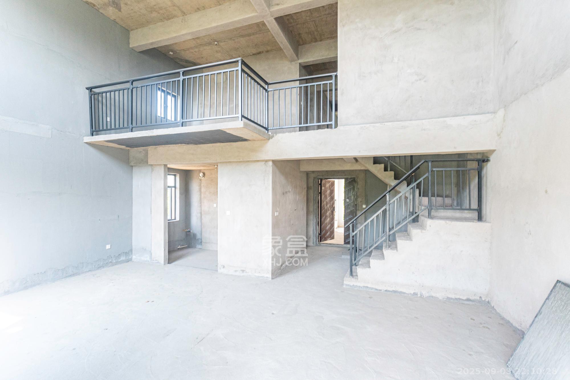 敏捷珑玥府  5室2厅3卫    135.0万客厅