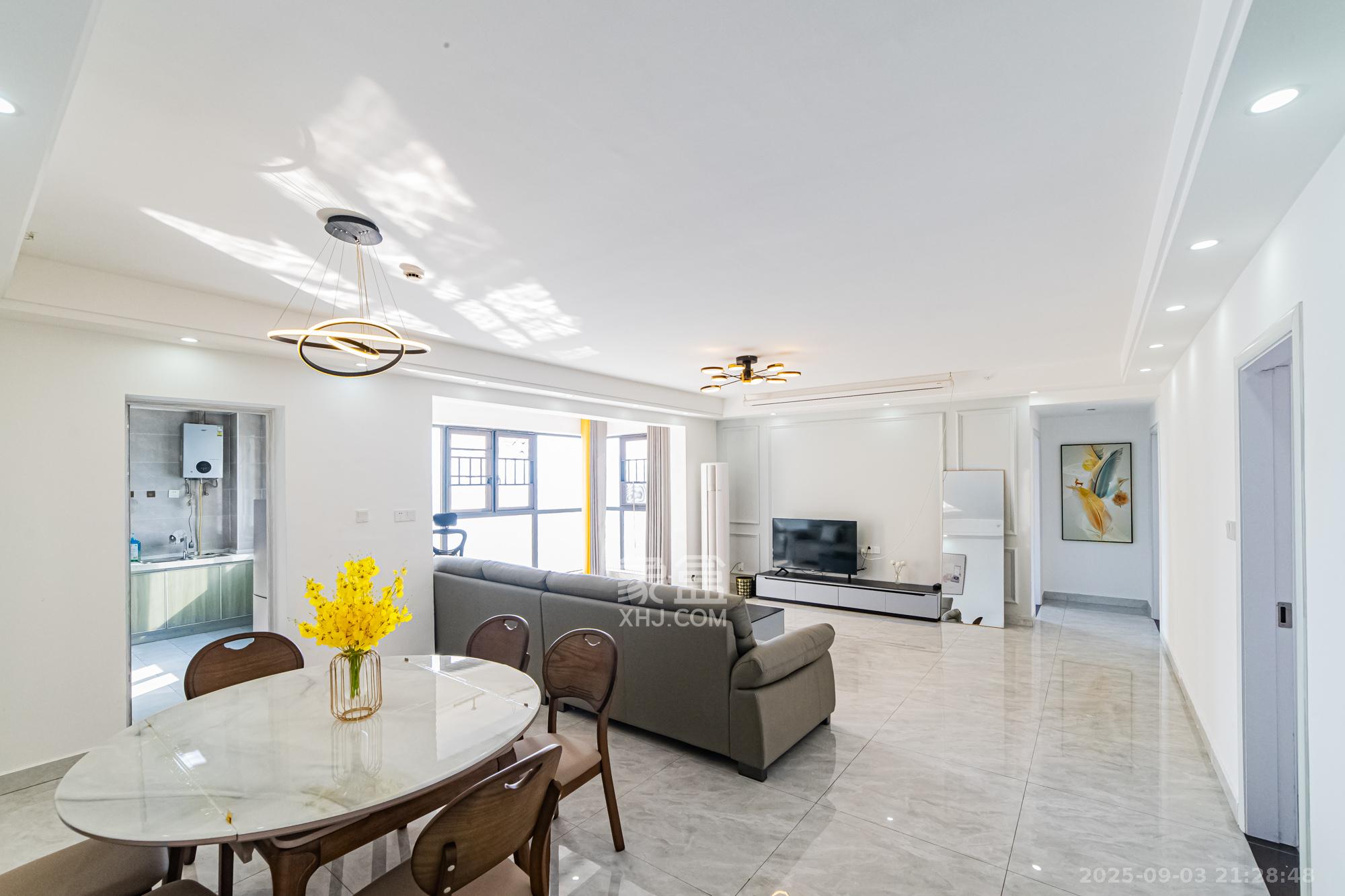 北辰三角洲E7区  4室2厅2卫    258.0万 北辰三角洲E7区  4室2厅2卫    258.0万客厅