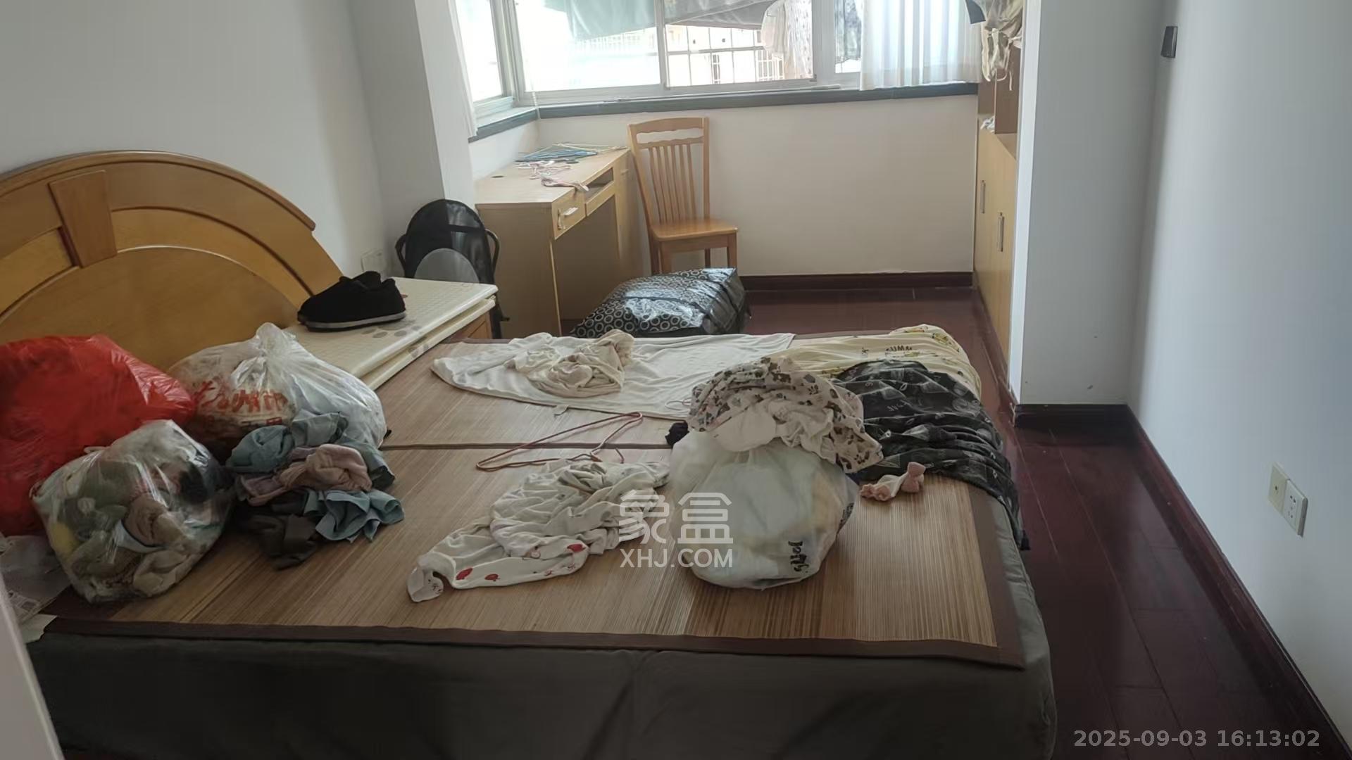 东湖小区安置房  3室2厅2卫   2400.00元/月室内图
