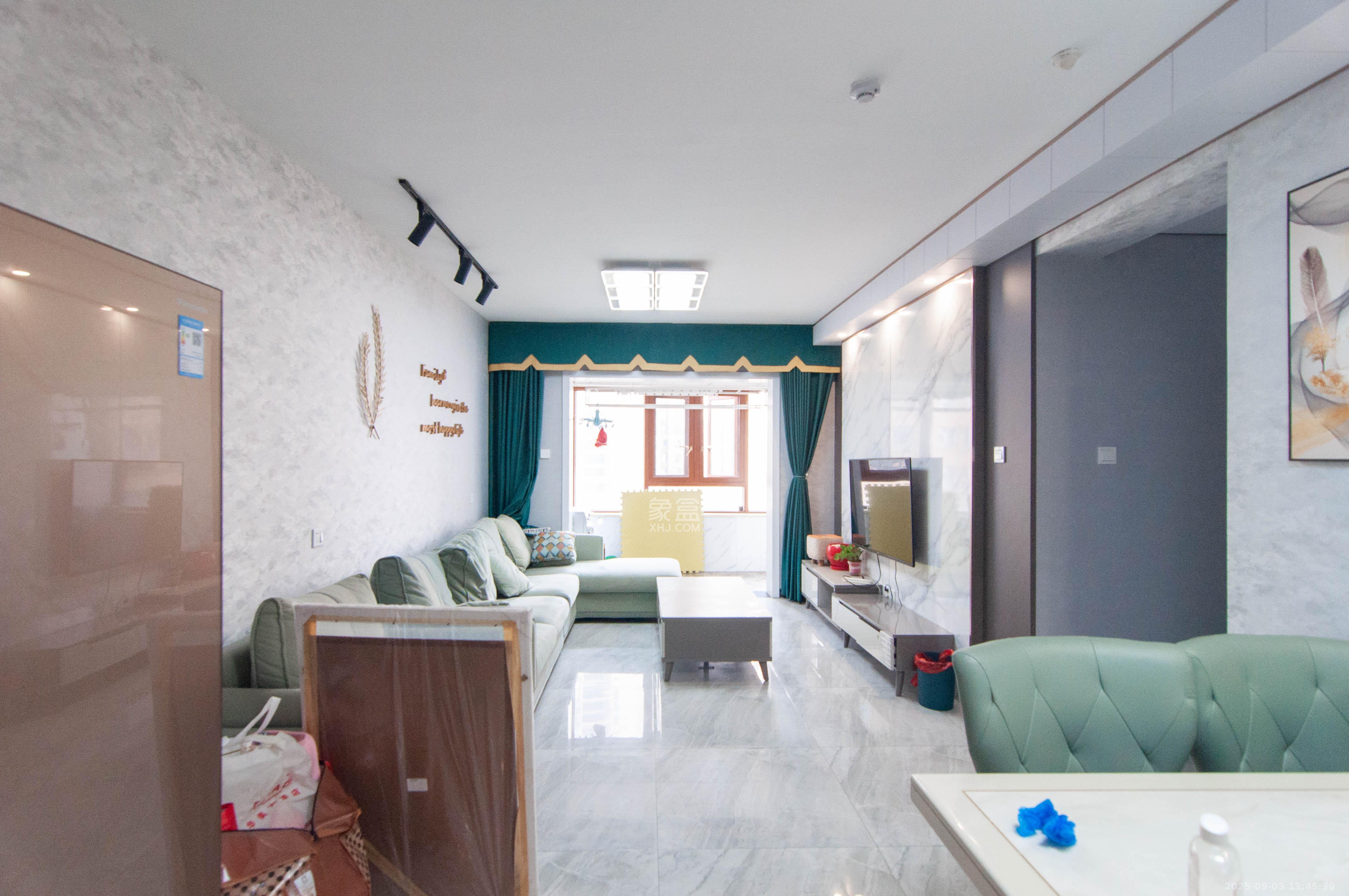 卓越浅水湾  3室2厅2卫    210.0万客厅