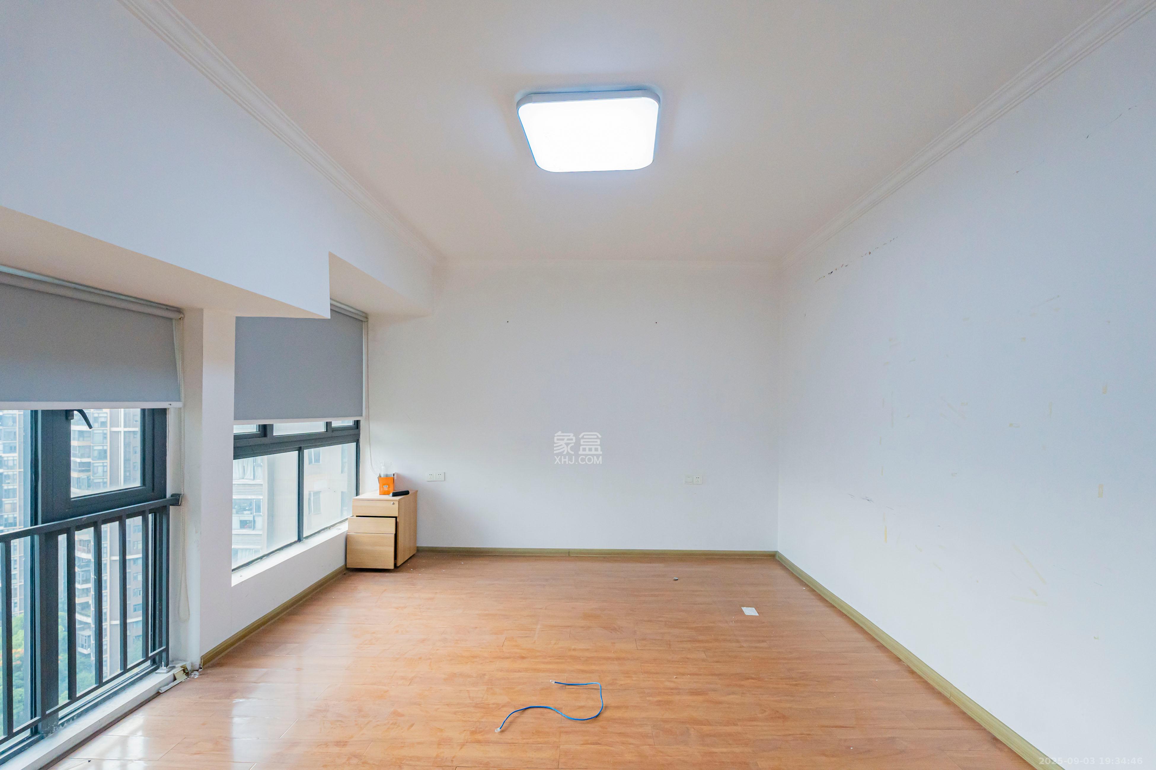 藏珑湖上国际花园 5室2厅3卫 233.0万 藏珑湖上国际花园 5室2厅3卫 233.0万卧室