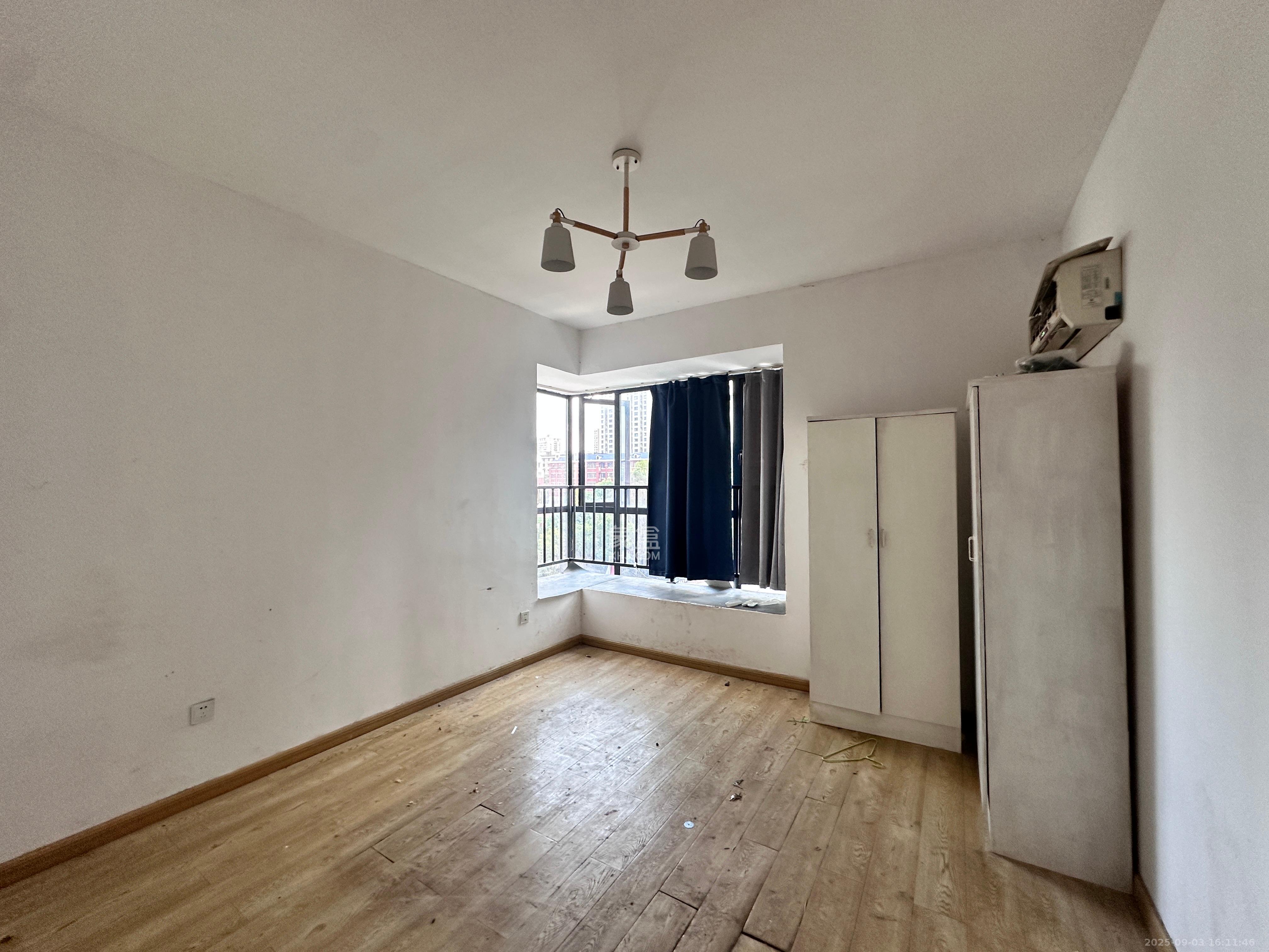 慢步江湾  3室2厅2卫    2000.0元/月室内图