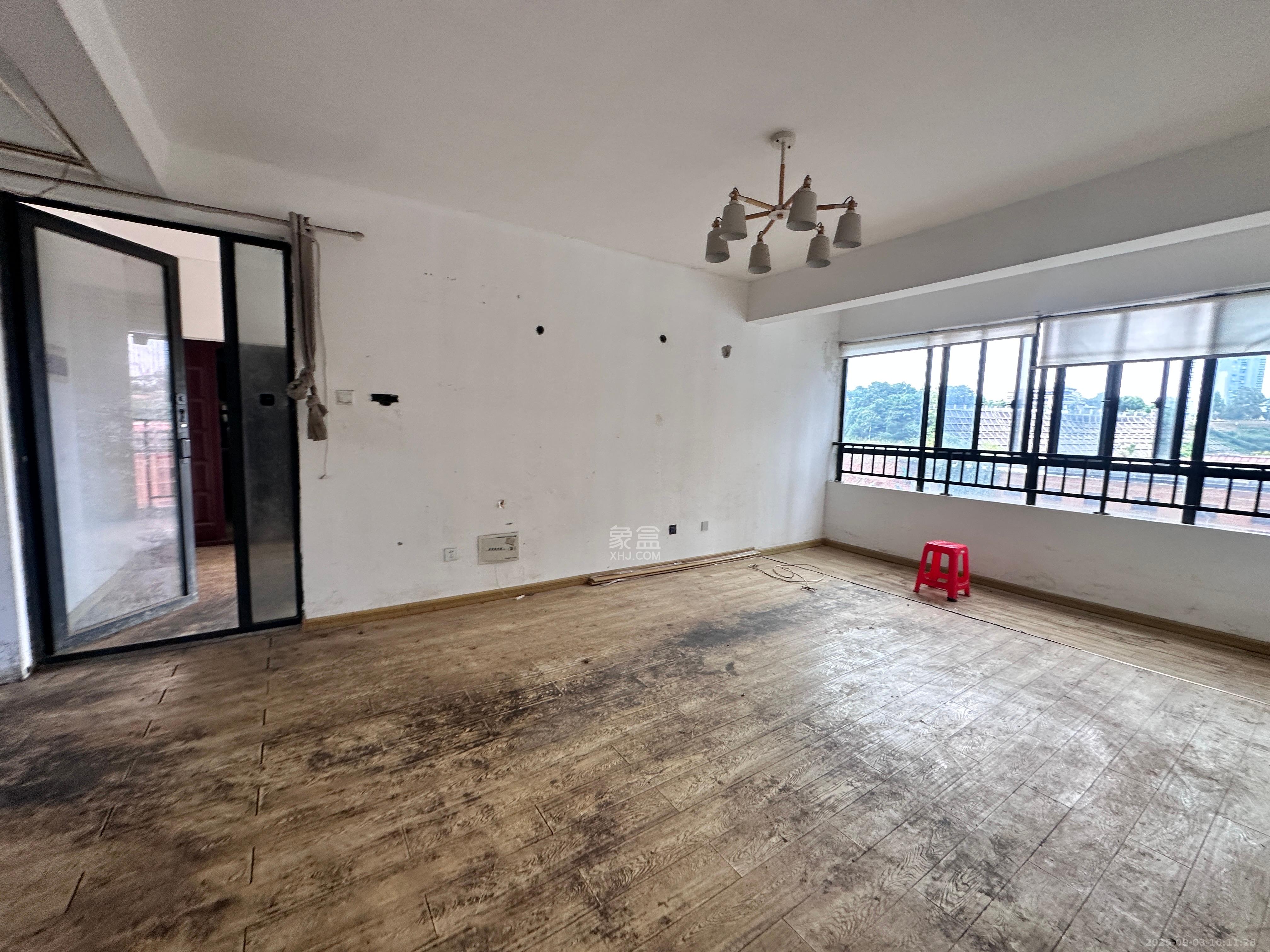 慢步江湾  3室2厅2卫    2000.0元/月室内图