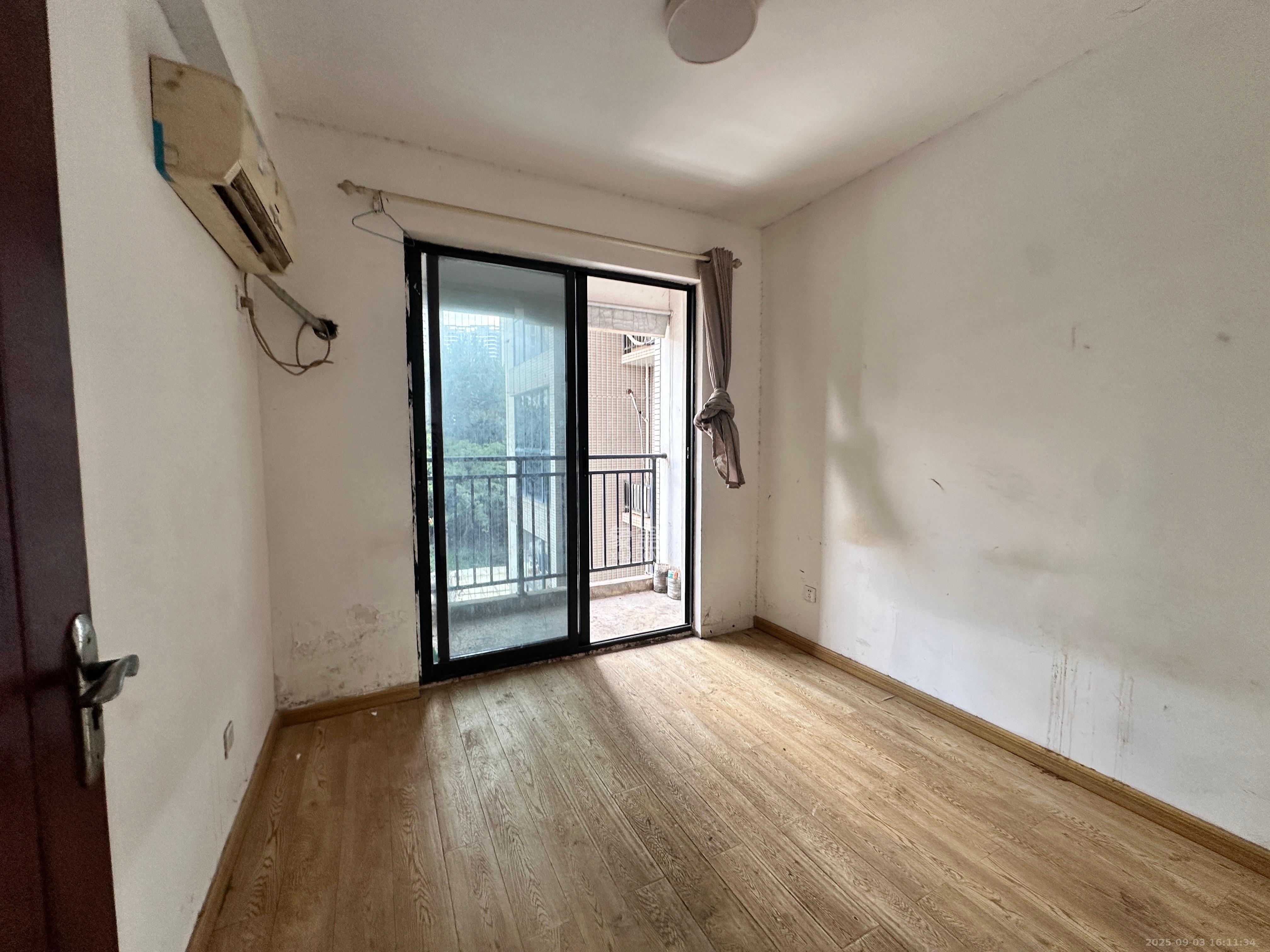 慢步江湾  3室2厅2卫    2000.0元/月室内图