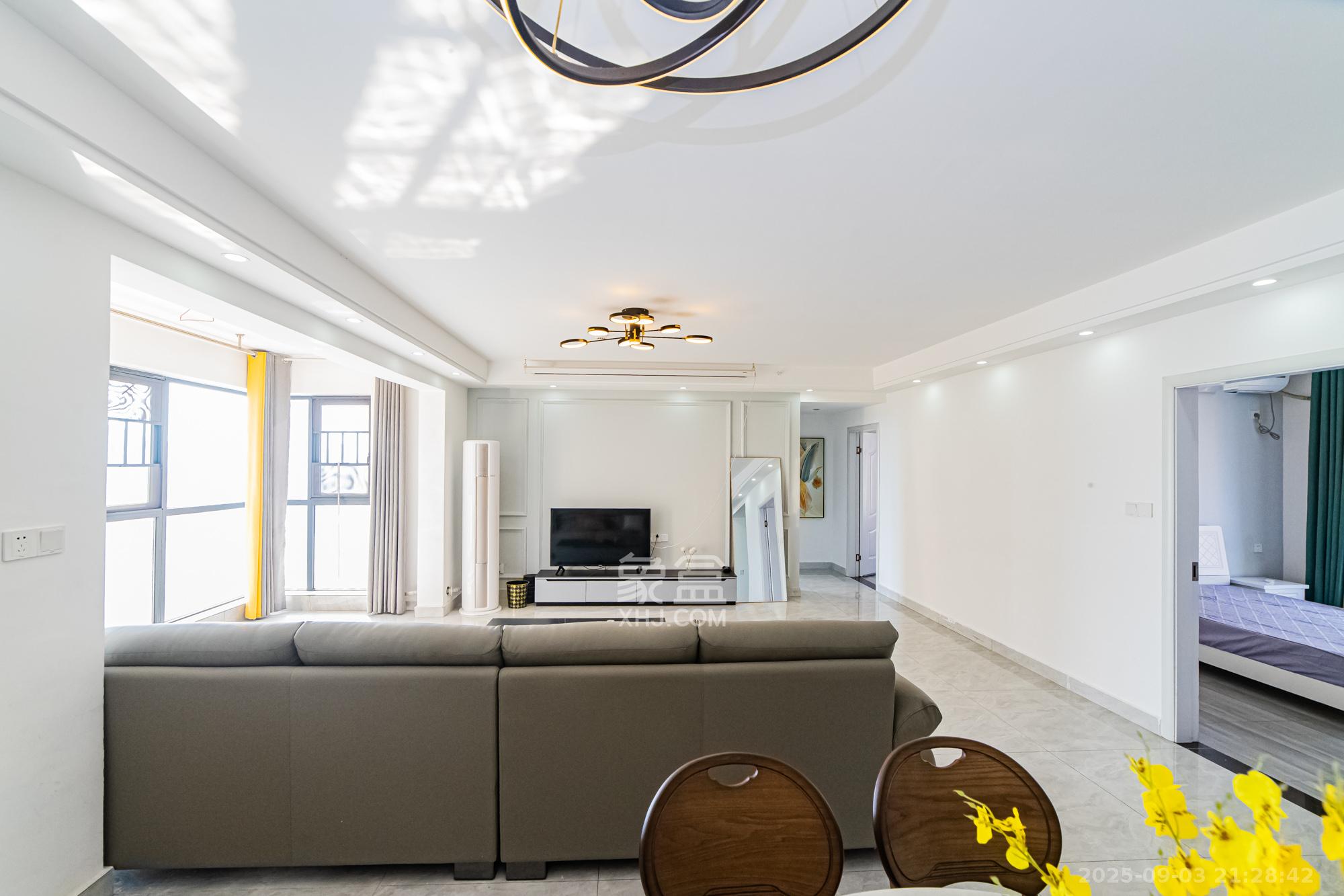 北辰三角洲E7区  4室2厅2卫    258.0万 北辰三角洲E7区  4室2厅2卫    258.0万客厅