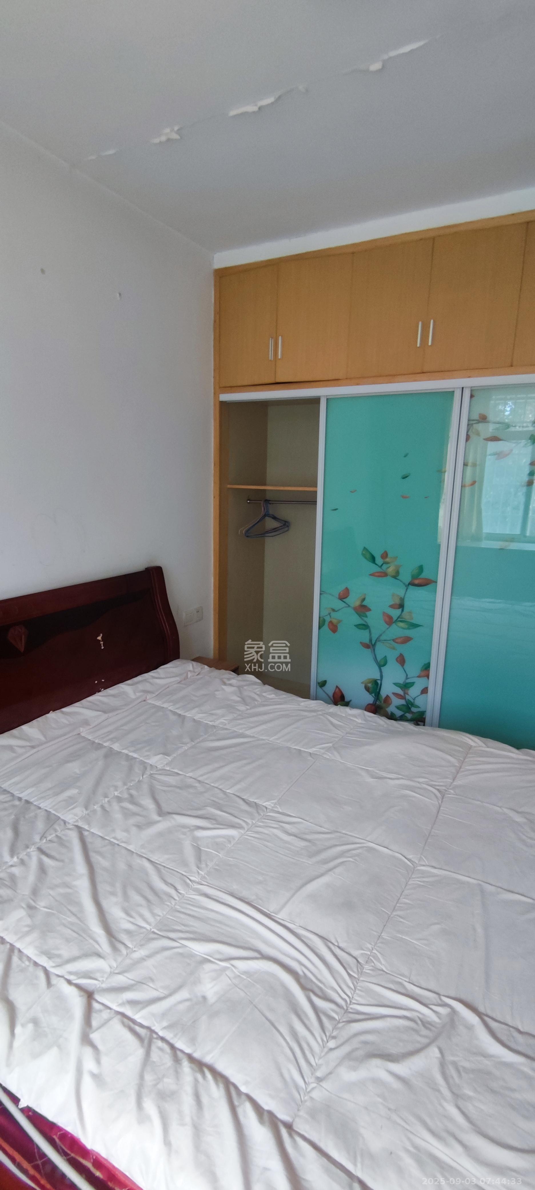 泉水塘小区  3室2厅2卫   2100.00元/月室内图