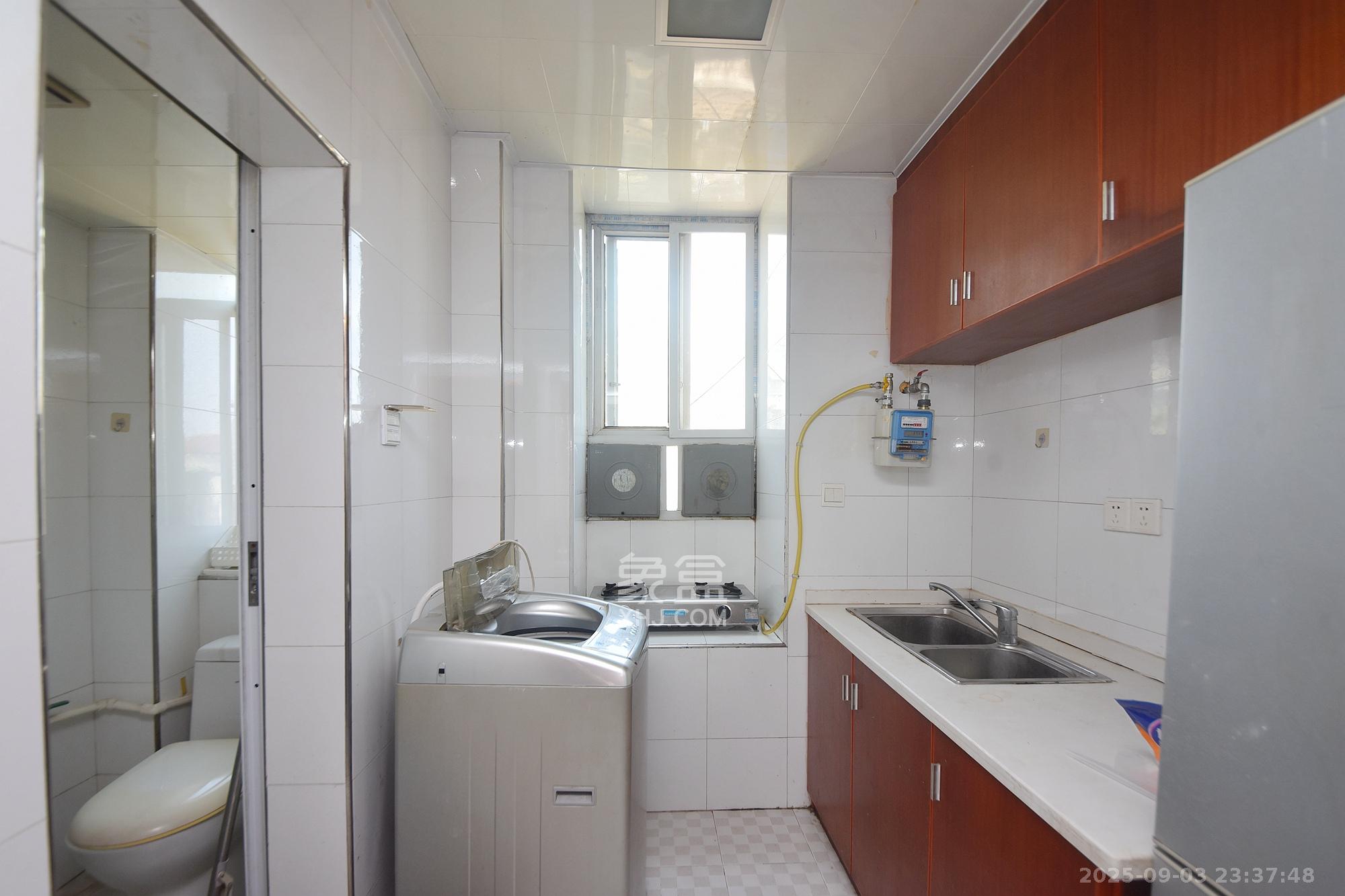 桂花二村  1室2厅1卫    35.0万厨房