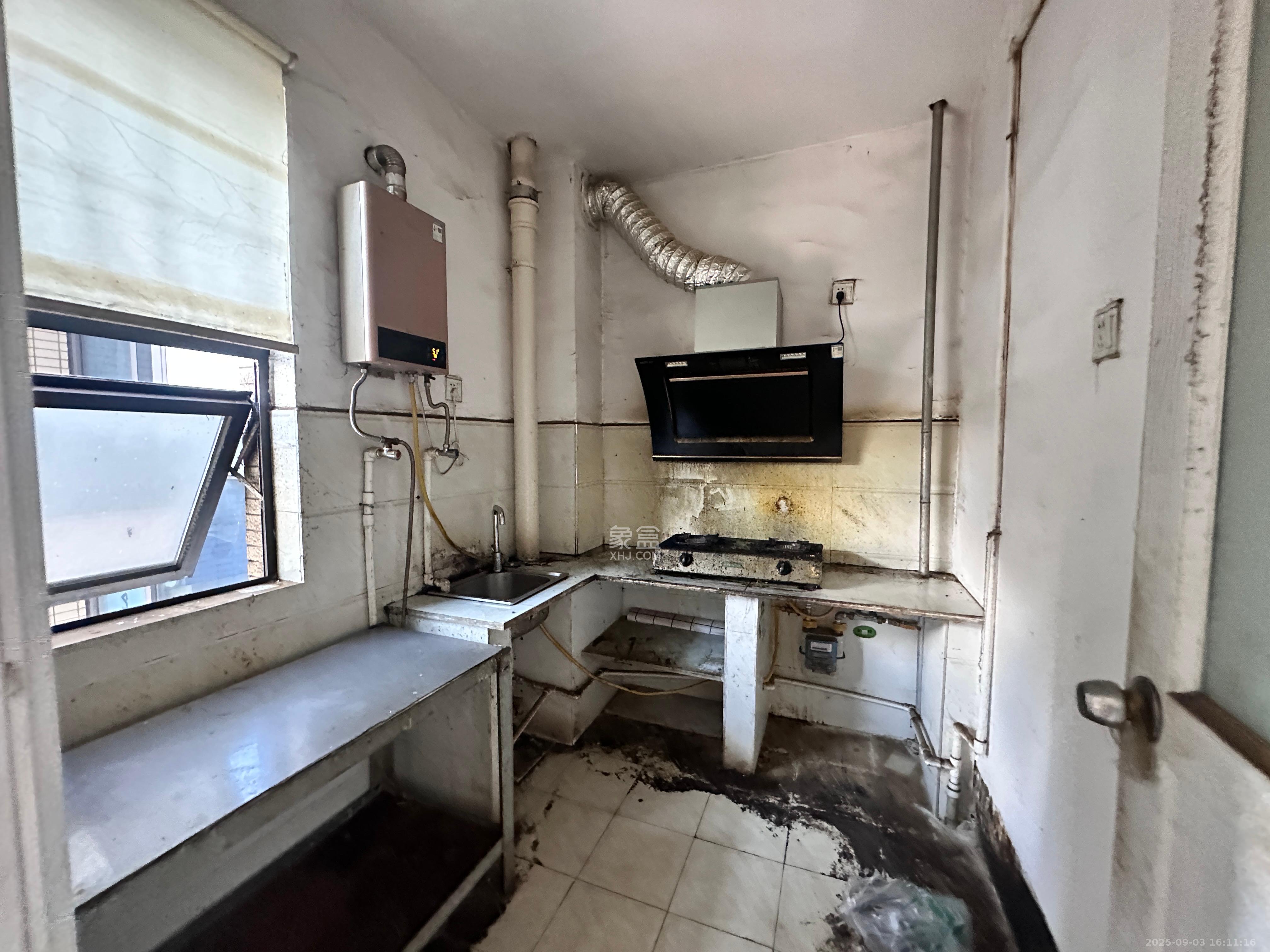 慢步江湾  3室2厅2卫    2000.0元/月室内图