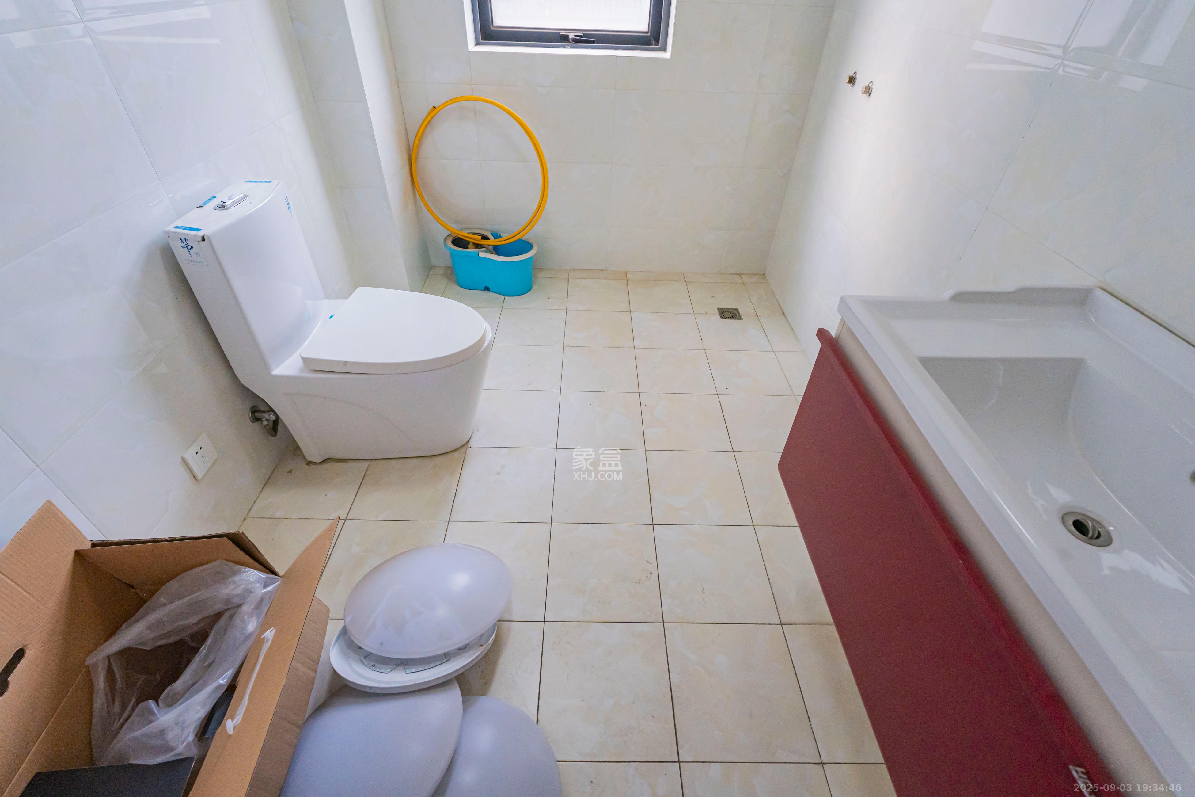 藏珑湖上国际花园 5室2厅3卫 233.0万 藏珑湖上国际花园 5室2厅3卫 233.0万卫生间