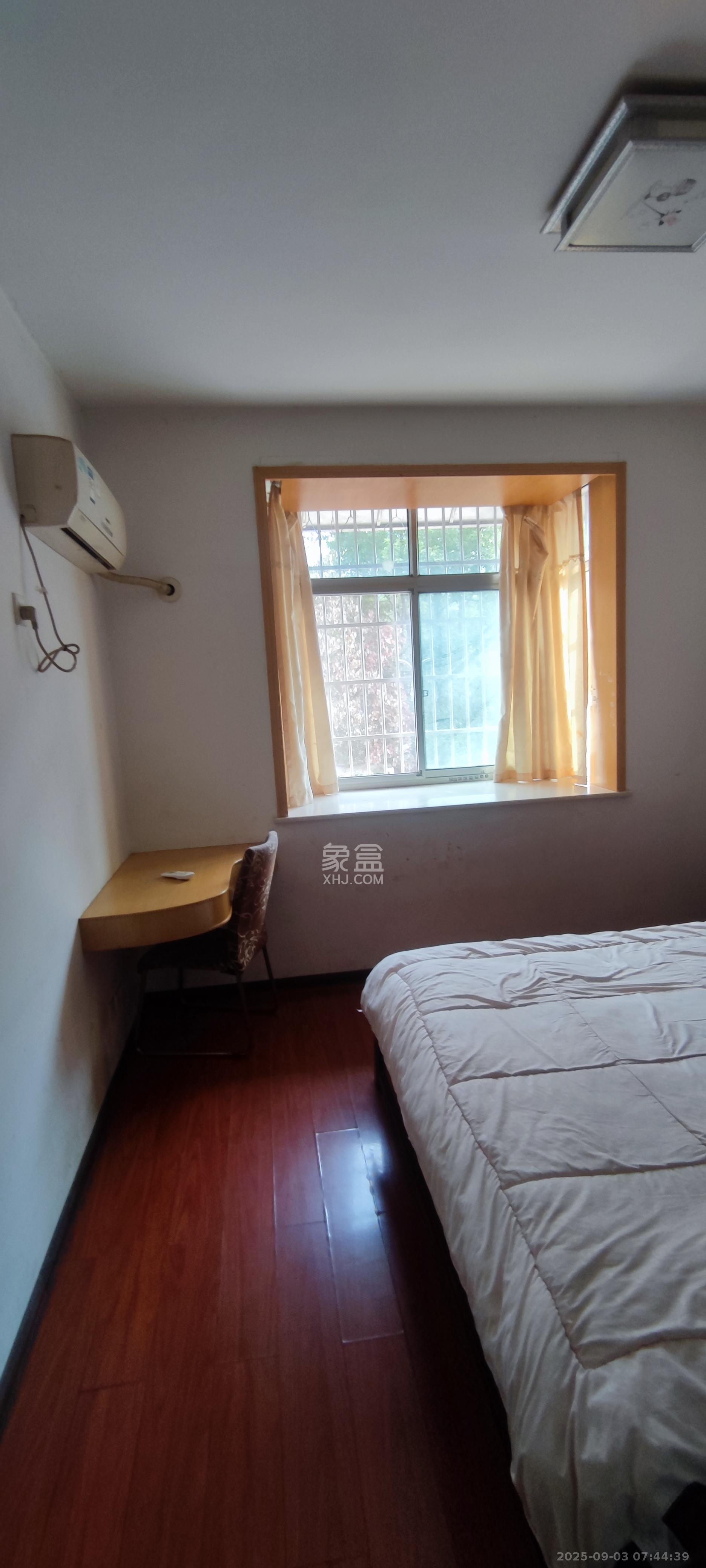 泉水塘小区  3室2厅2卫   2100.00元/月室内图
