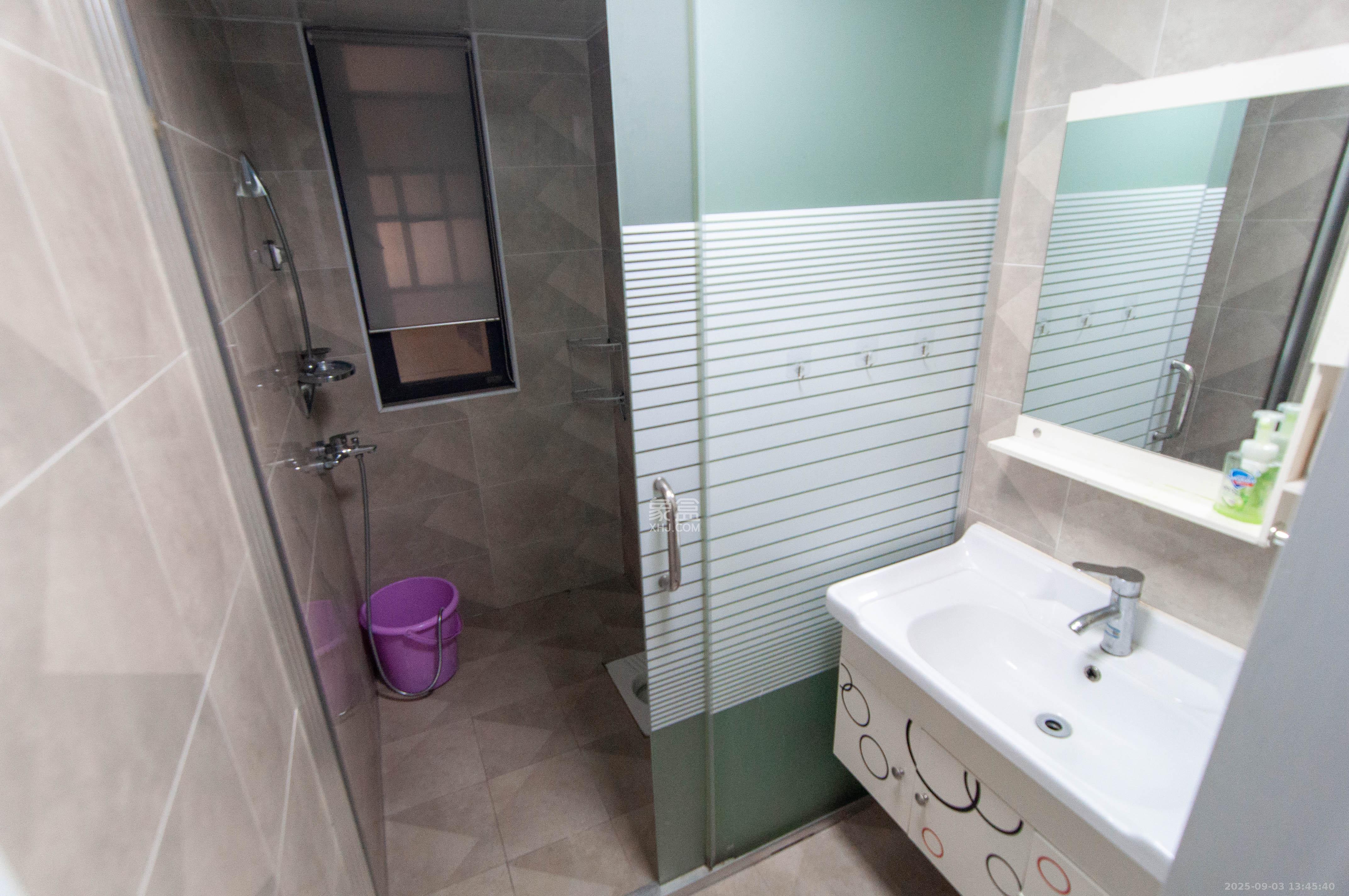 卓越浅水湾  3室2厅2卫    210.0万卫生间