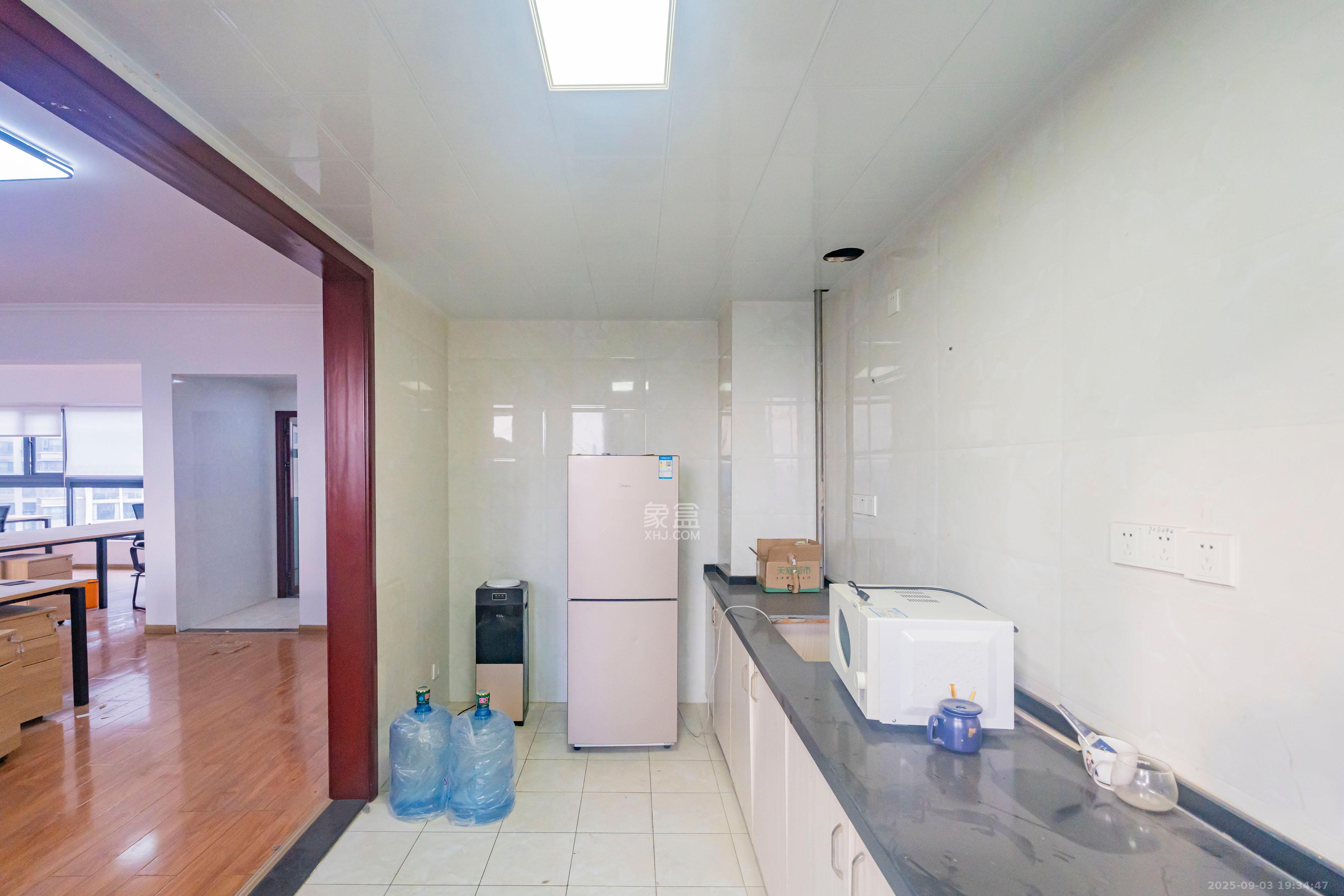 藏珑湖上国际花园  5室2厅3卫    233.0万厨房