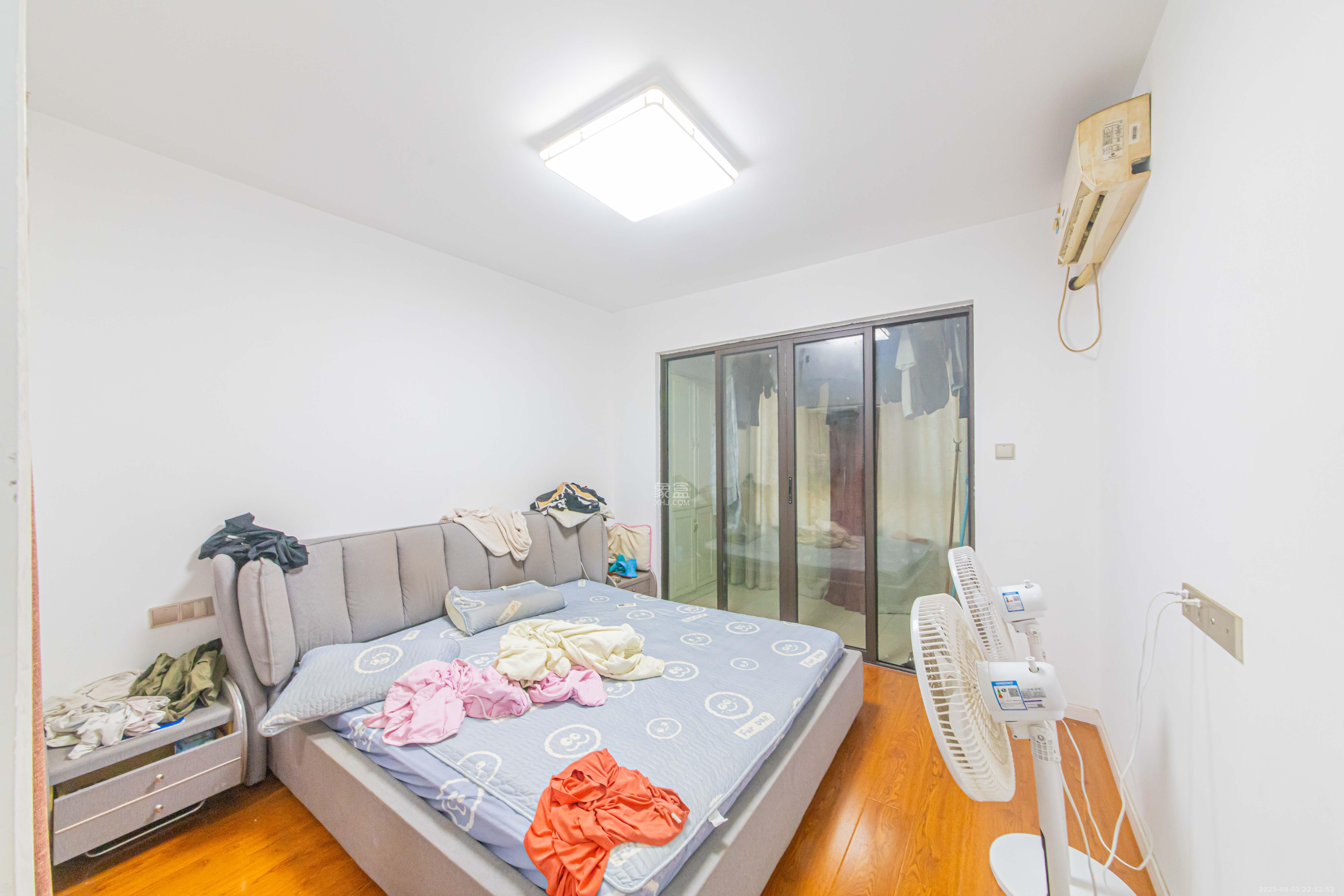 北辰中央公园B区  4室2厅1卫    112.0万卧室