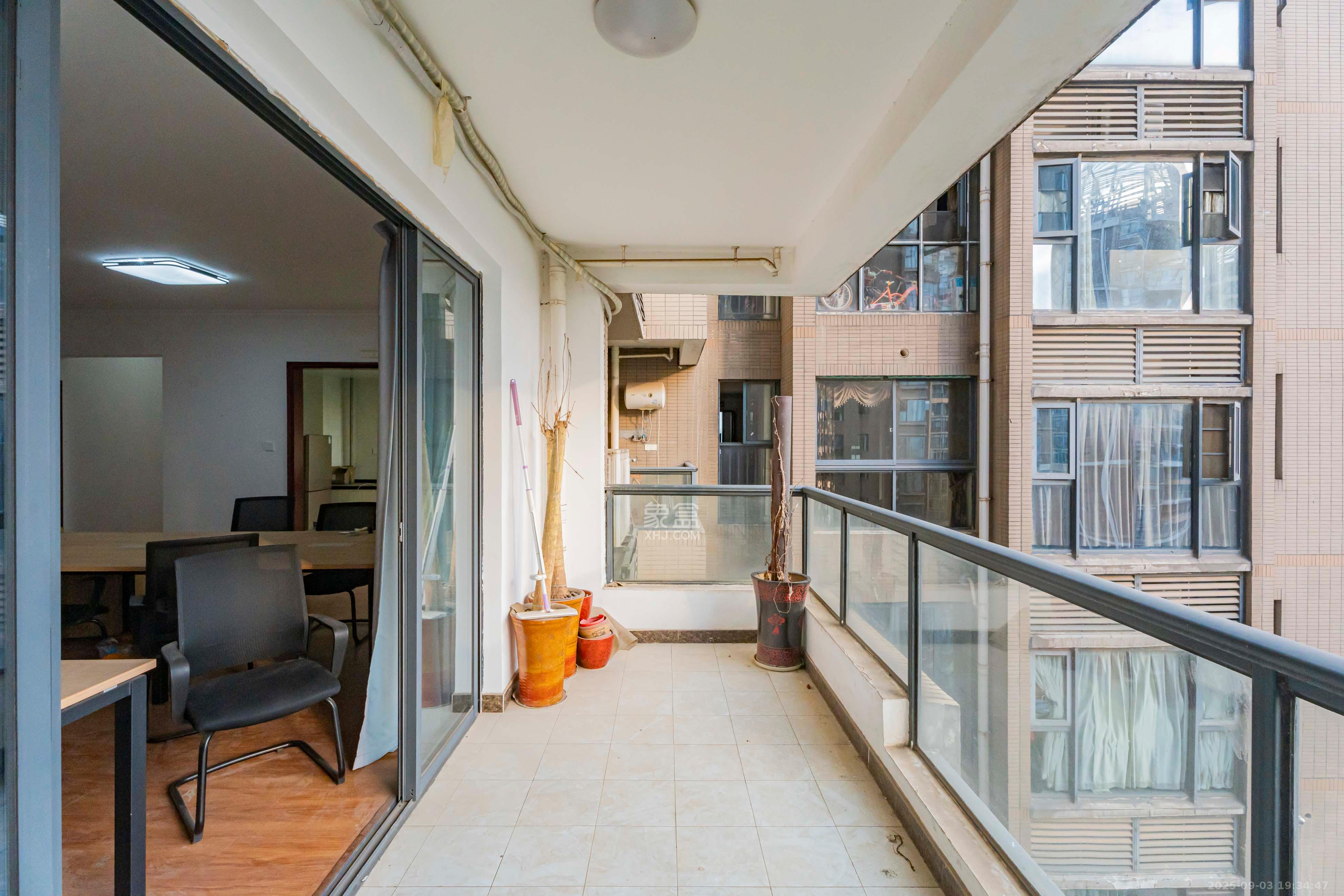 藏珑湖上国际花园 5室2厅3卫 233.0万 藏珑湖上国际花园 5室2厅3卫 233.0万阳台