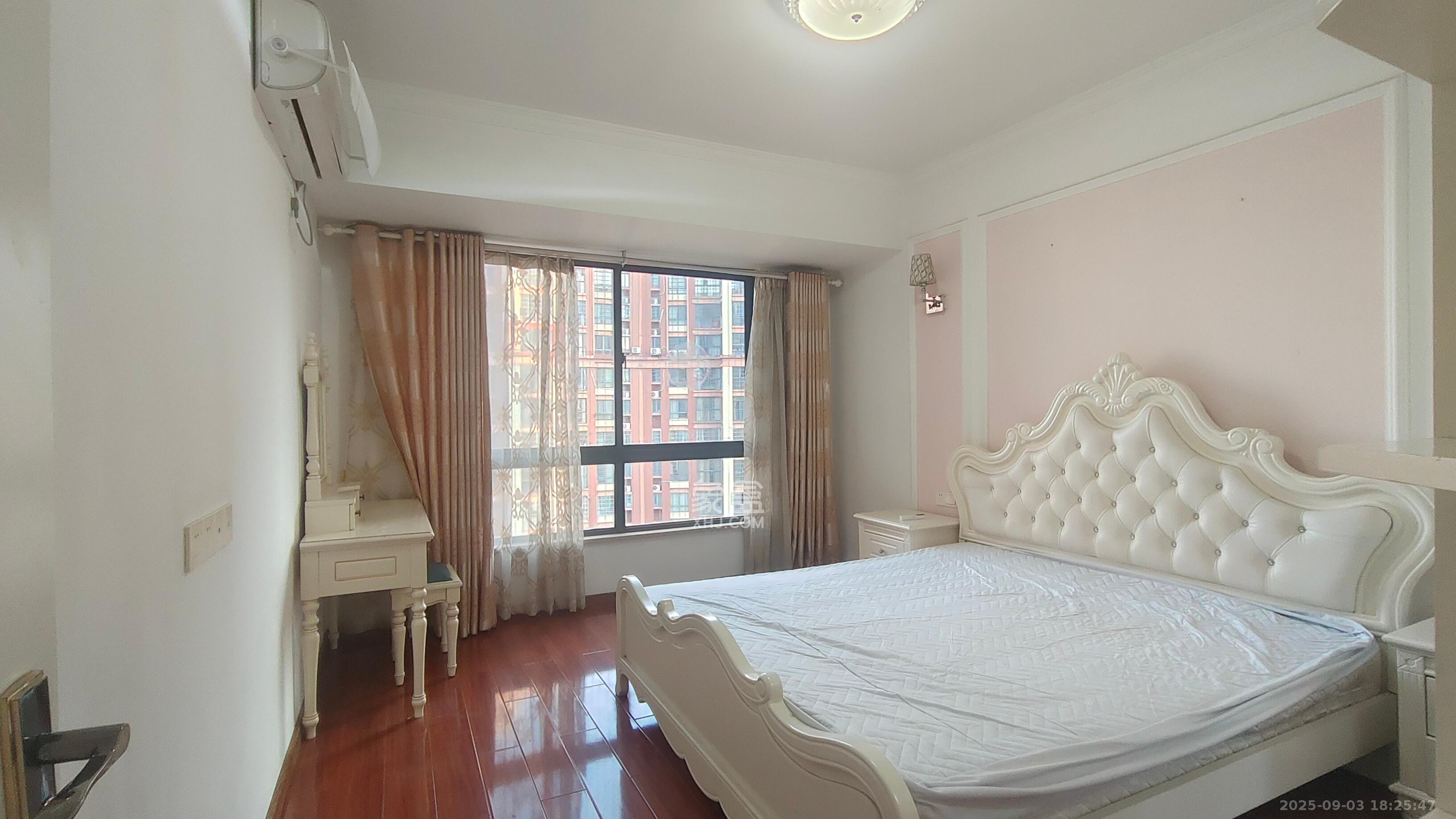 海德公园  4室2厅1卫    2600.0元/月室内图