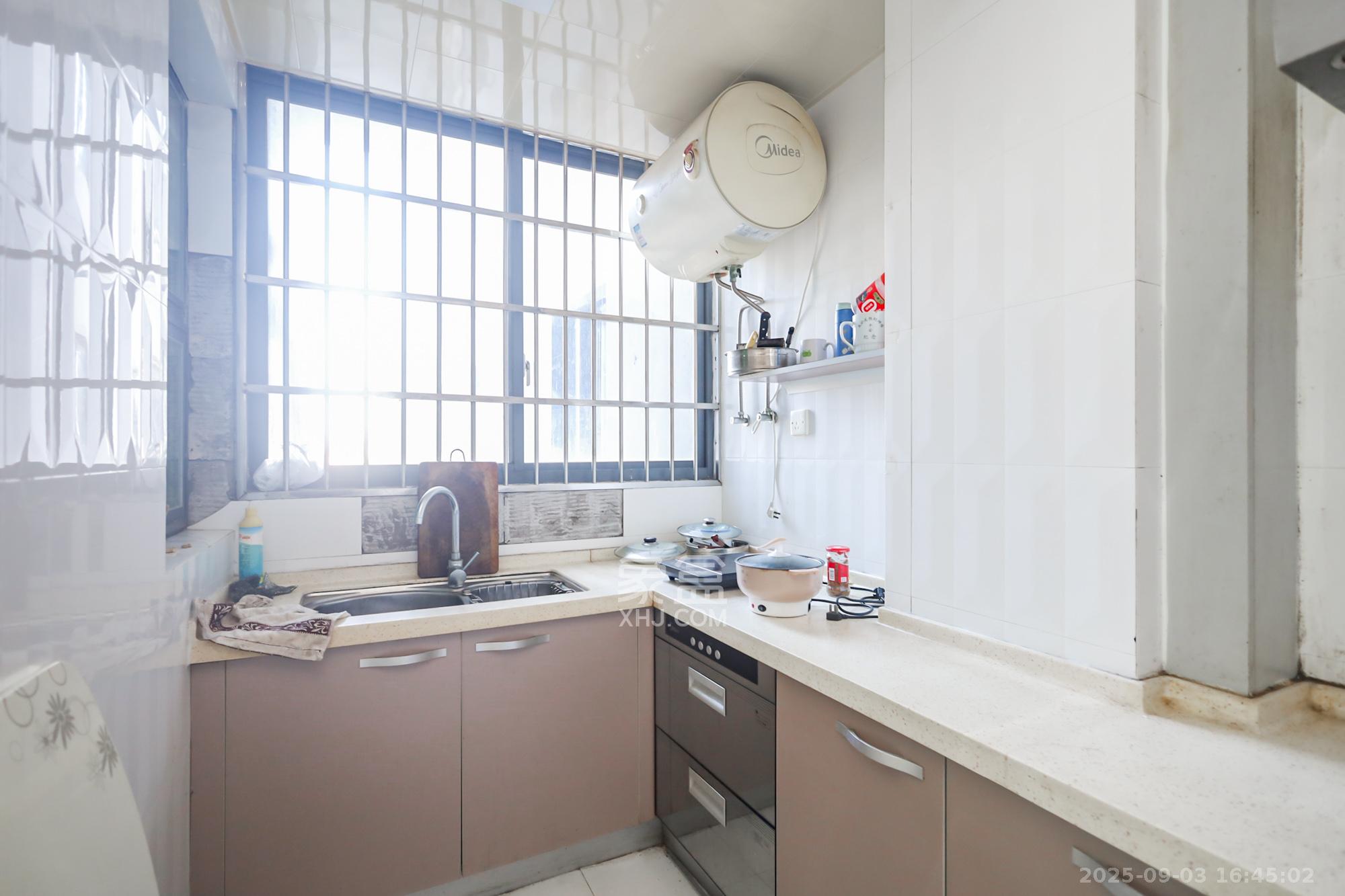 美林银谷  3室2厅2卫    98.0万厨房