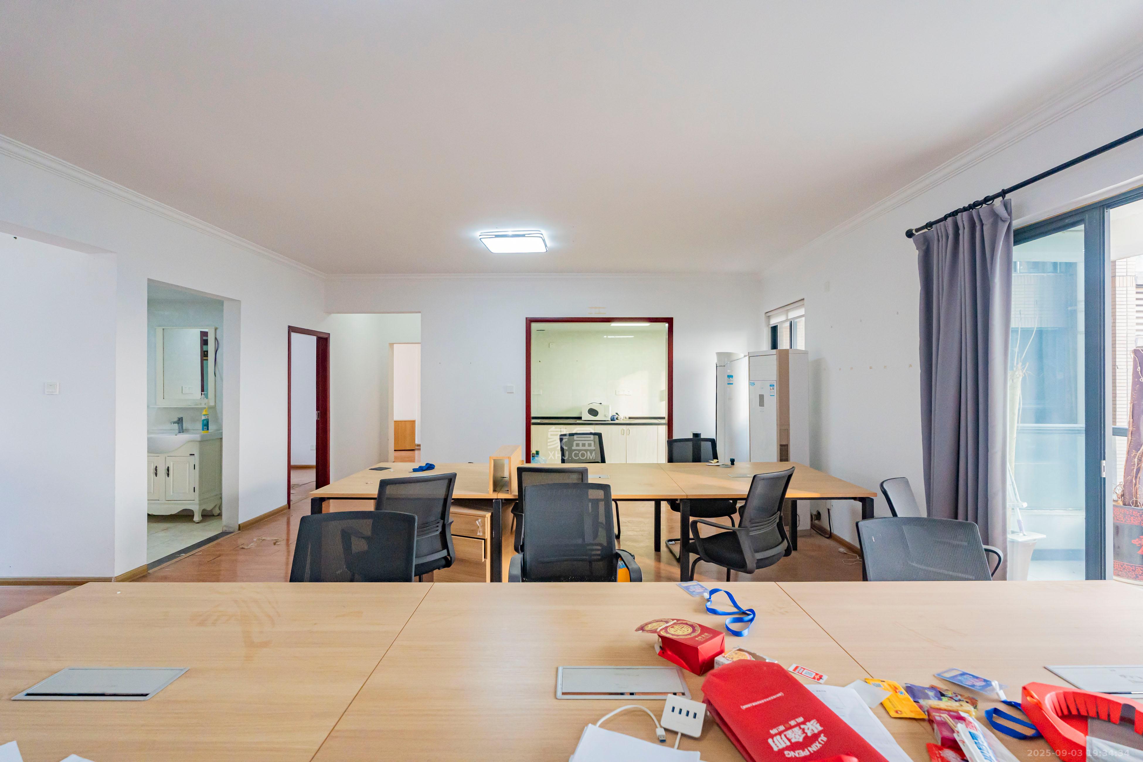 藏珑湖上国际花园 5室2厅3卫 233.0万 藏珑湖上国际花园 5室2厅3卫 233.0万客厅