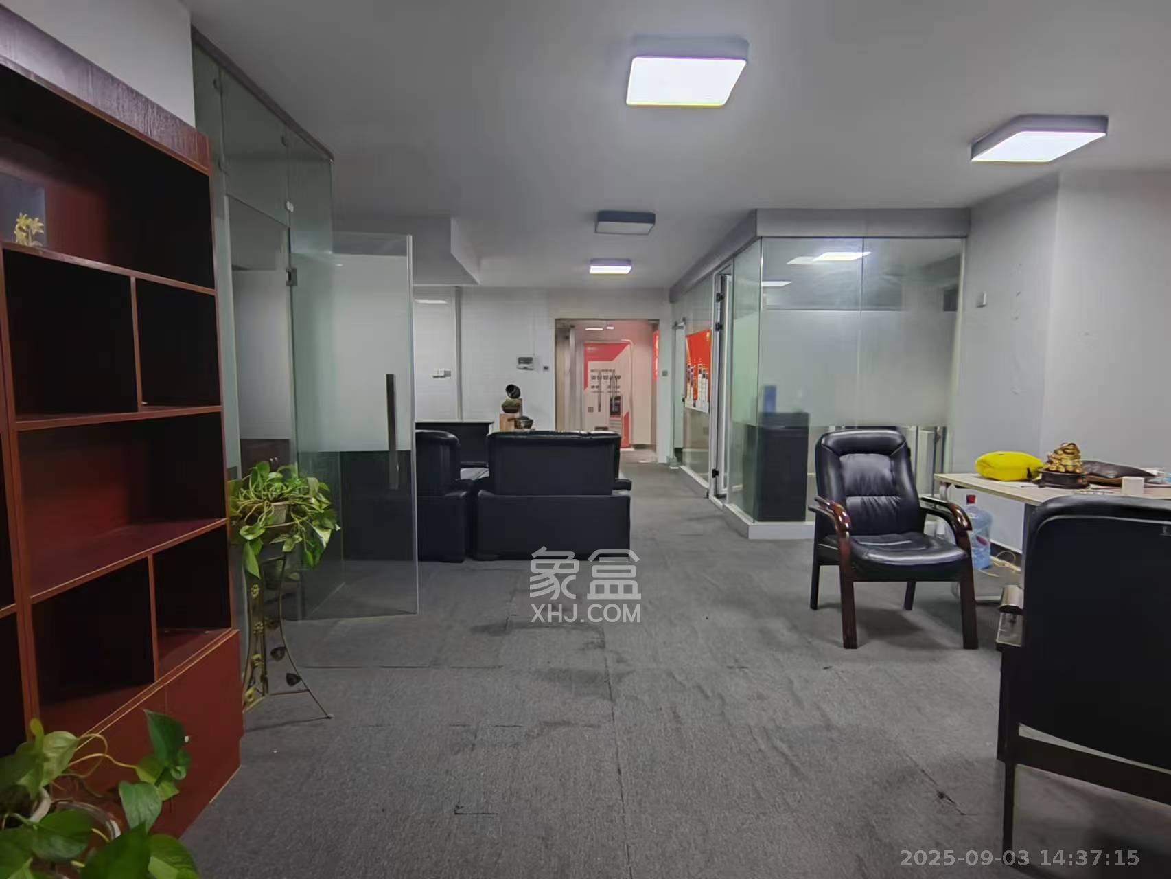 新时代广场  4室1厅1卫    4200.0元/月 新时代广场  4室1厅1卫    4200.0元/月室内图