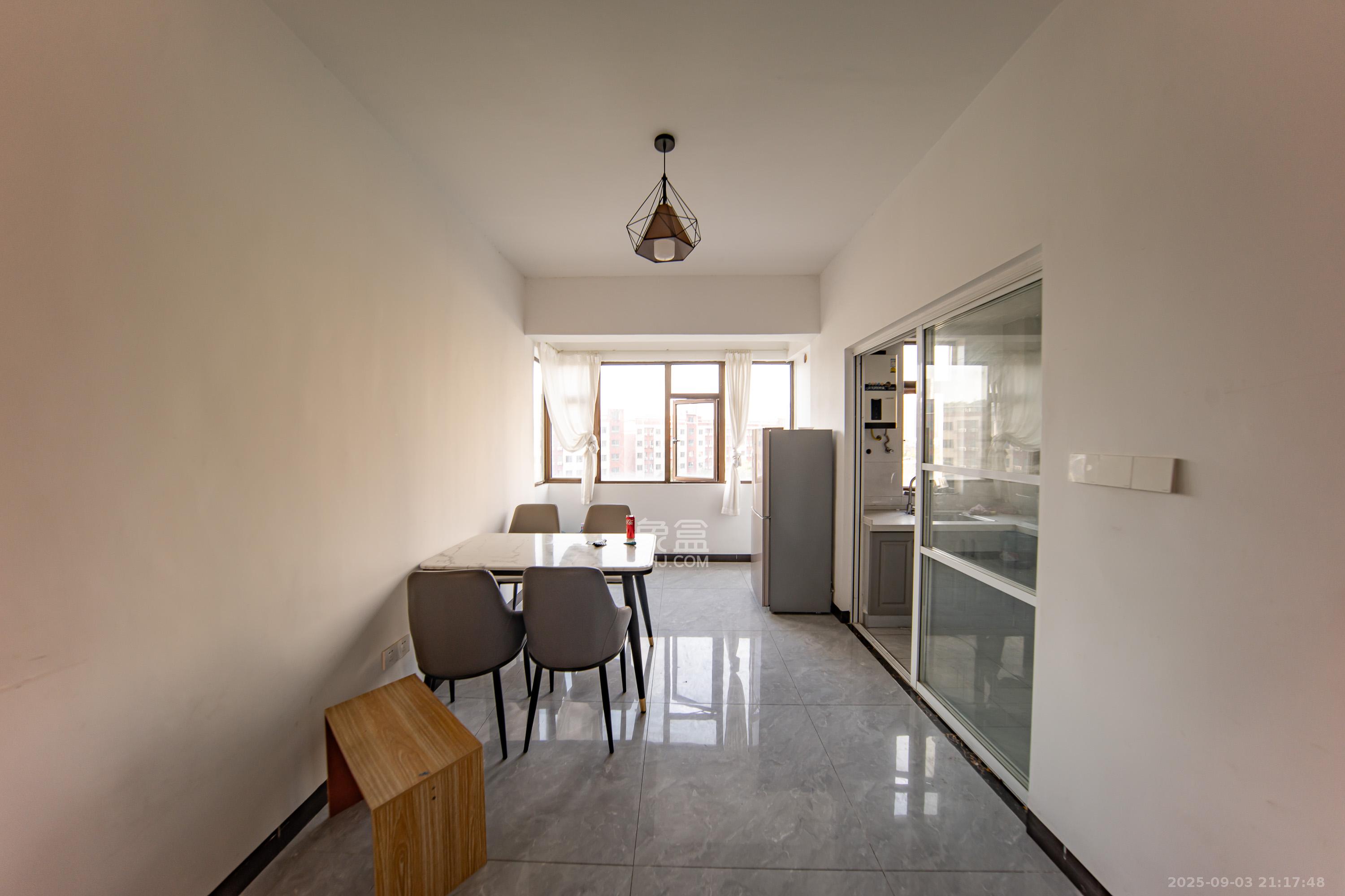 江山帝景哈佛 4室2厅2卫 108.0万 江山帝景哈佛 4室2厅2卫 108.0万客厅