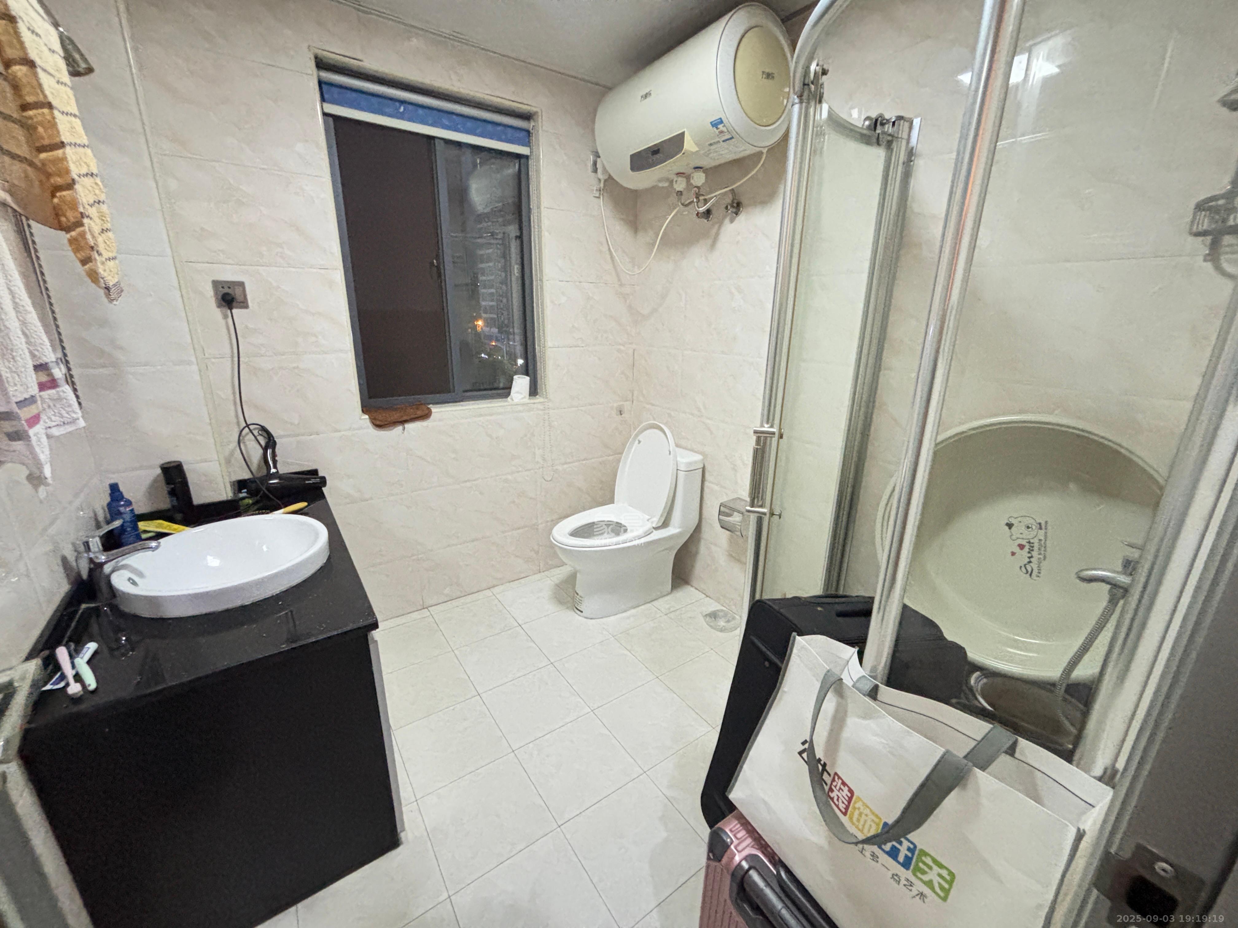 鑫远湘府逸园  4室2厅2卫    2800.0元/月室内图