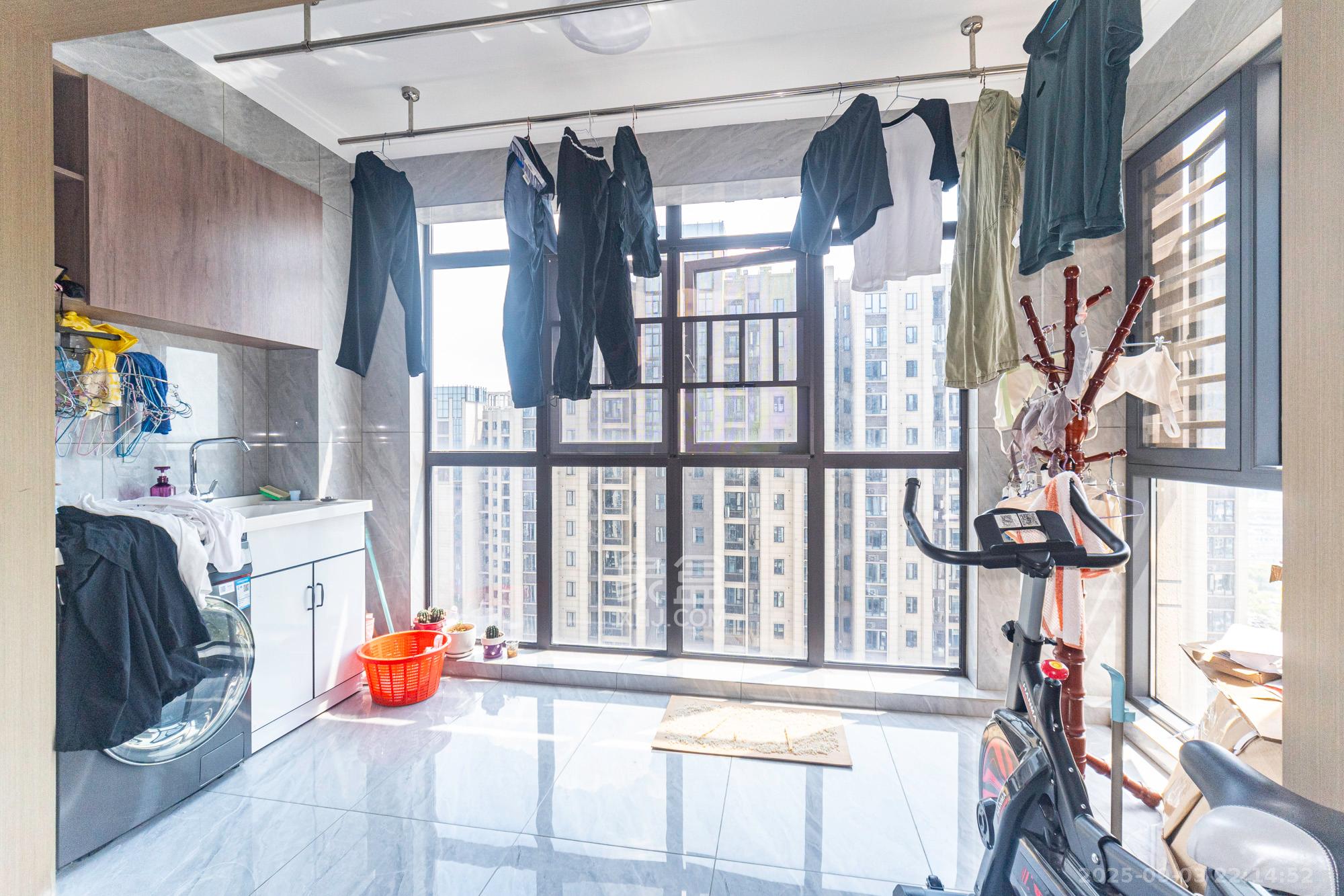 映悦星府  3室2厅2卫    98.5万 映悦星府  3室2厅2卫    98.5万阳台