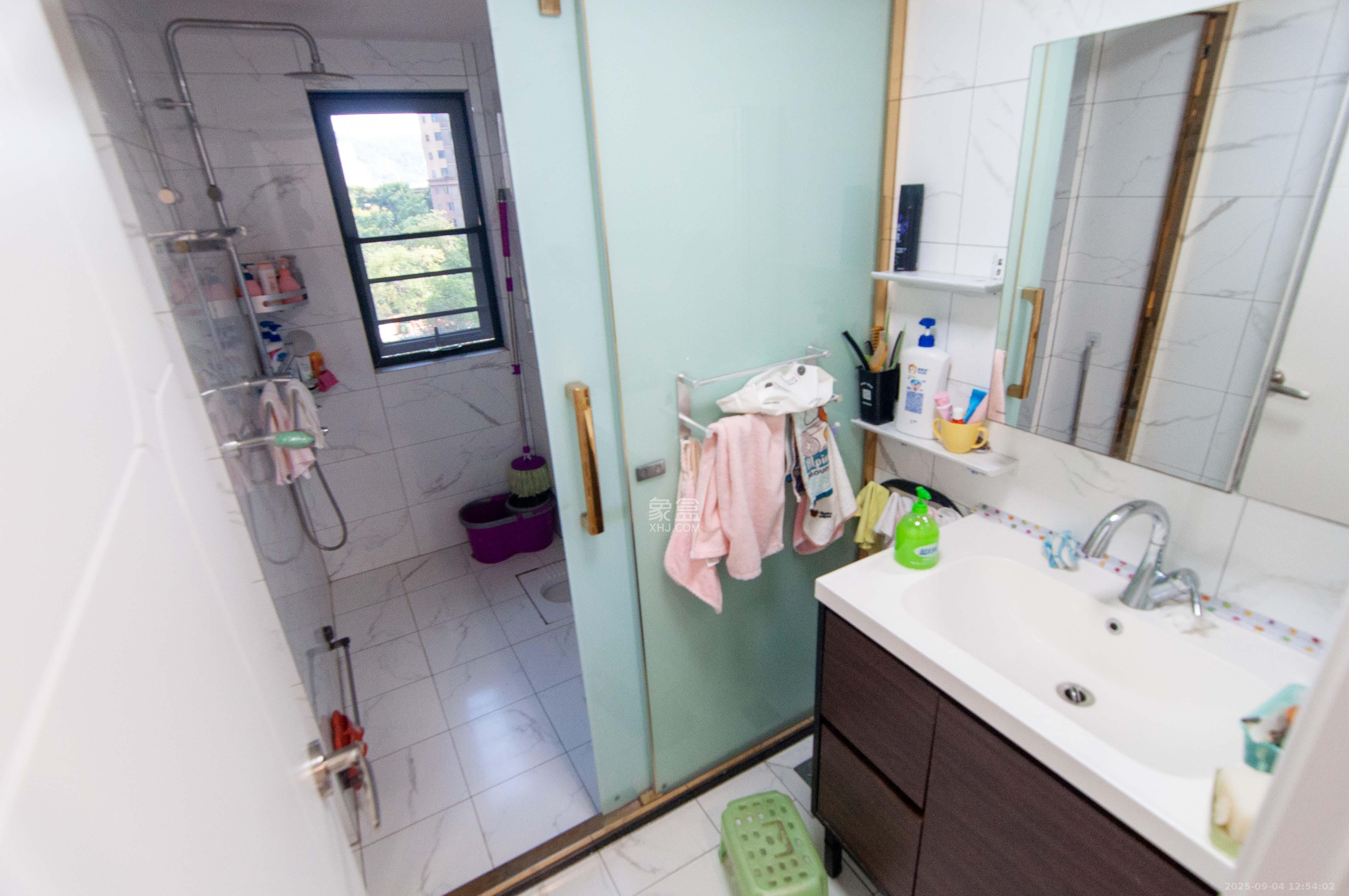 中建梅溪湖中心  4室2厅2卫    170.0万卫生间