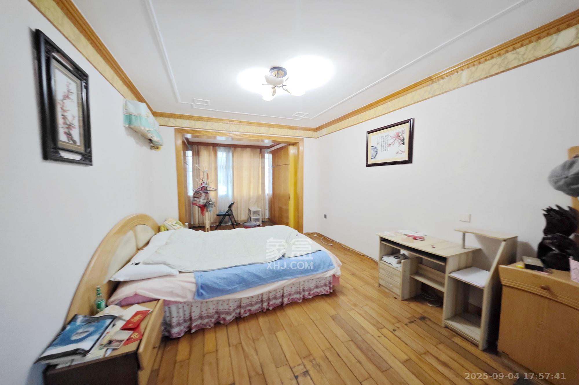 凤凰商贸城 3室2厅2卫 70.0万 凤凰商贸城 3室2厅2卫 70.0万卧室